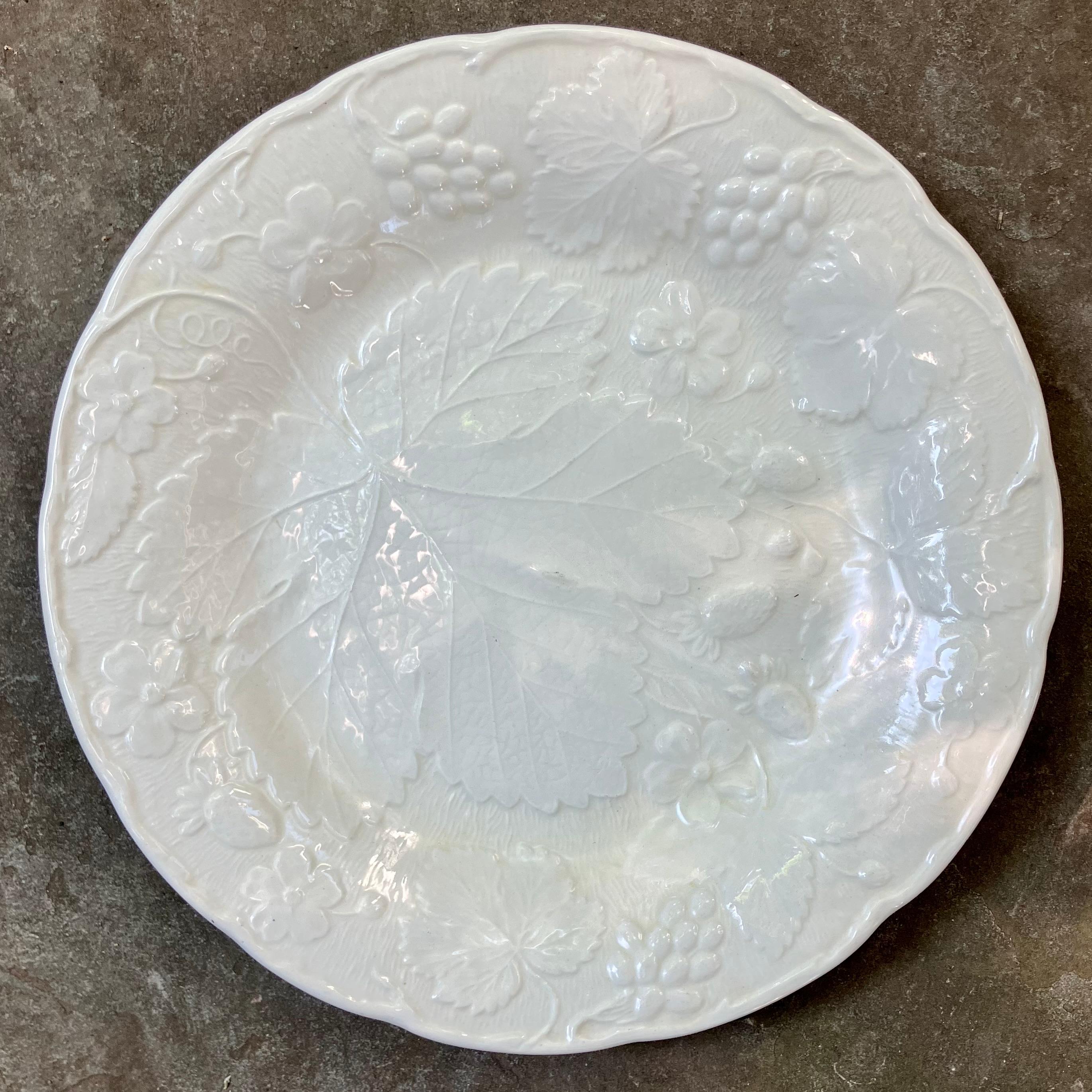 Ensemble de huit assiettes de table et de déjeuner/dessert à feuilles de fraise blanches en vente 7