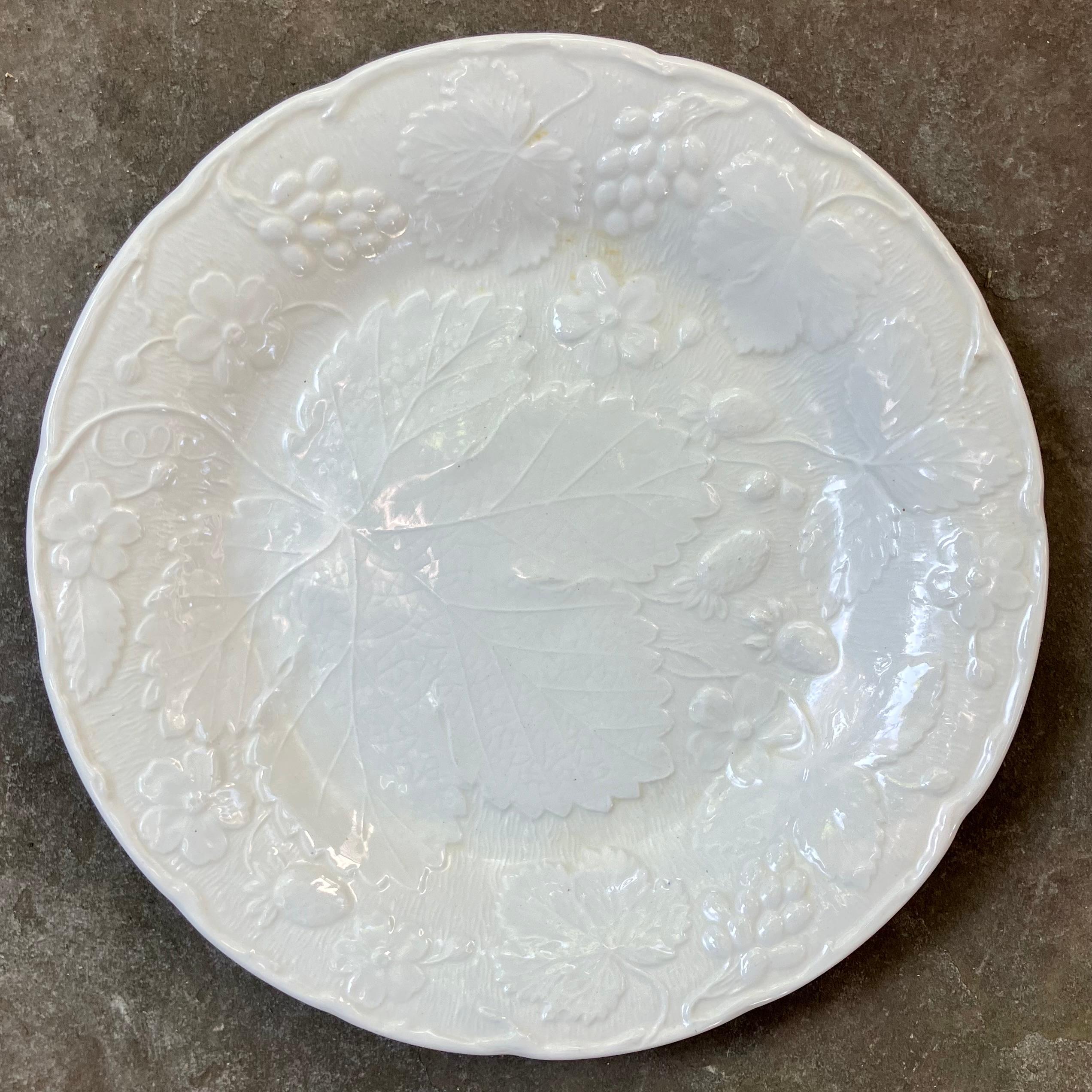 Ensemble de huit assiettes de table et de déjeuner/dessert à feuilles de fraise blanches en vente 8