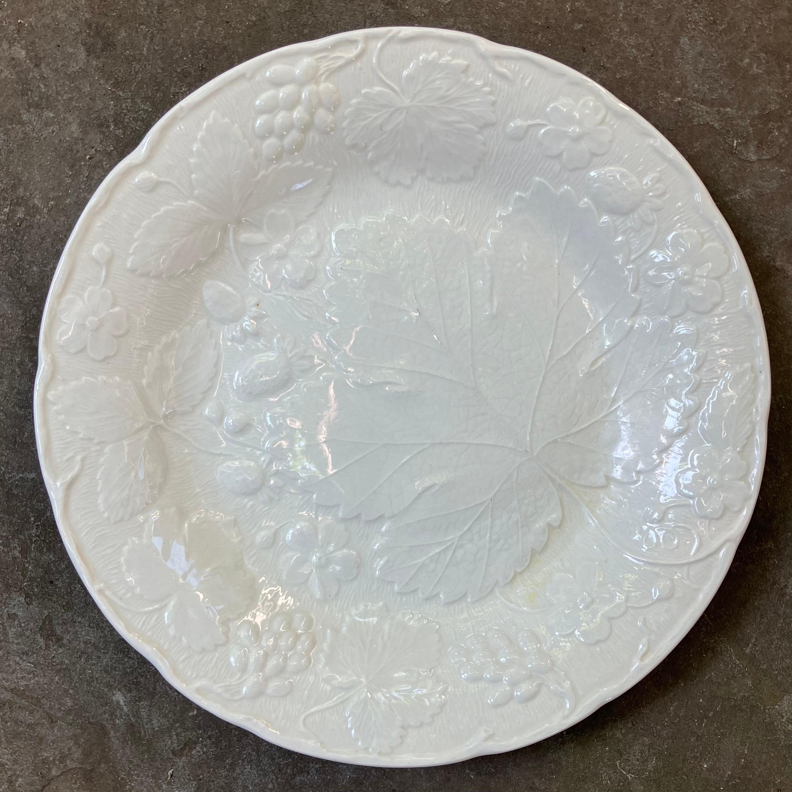 Ensemble de huit assiettes de table et de déjeuner/dessert à feuilles de fraise blanches en vente 10