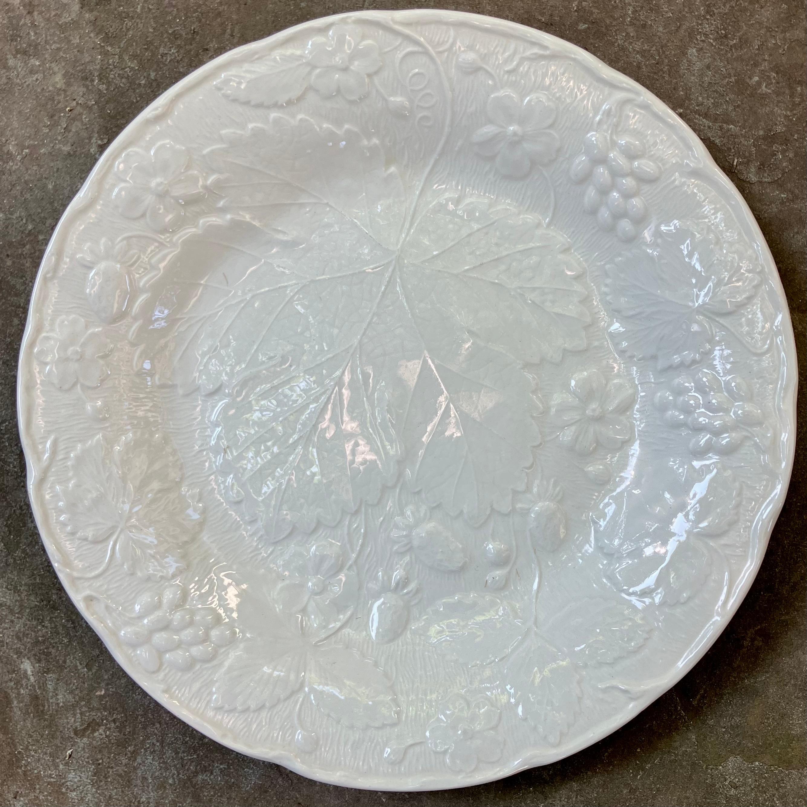 Ensemble de huit assiettes de table et de déjeuner/dessert à feuilles de fraise blanches en vente 11