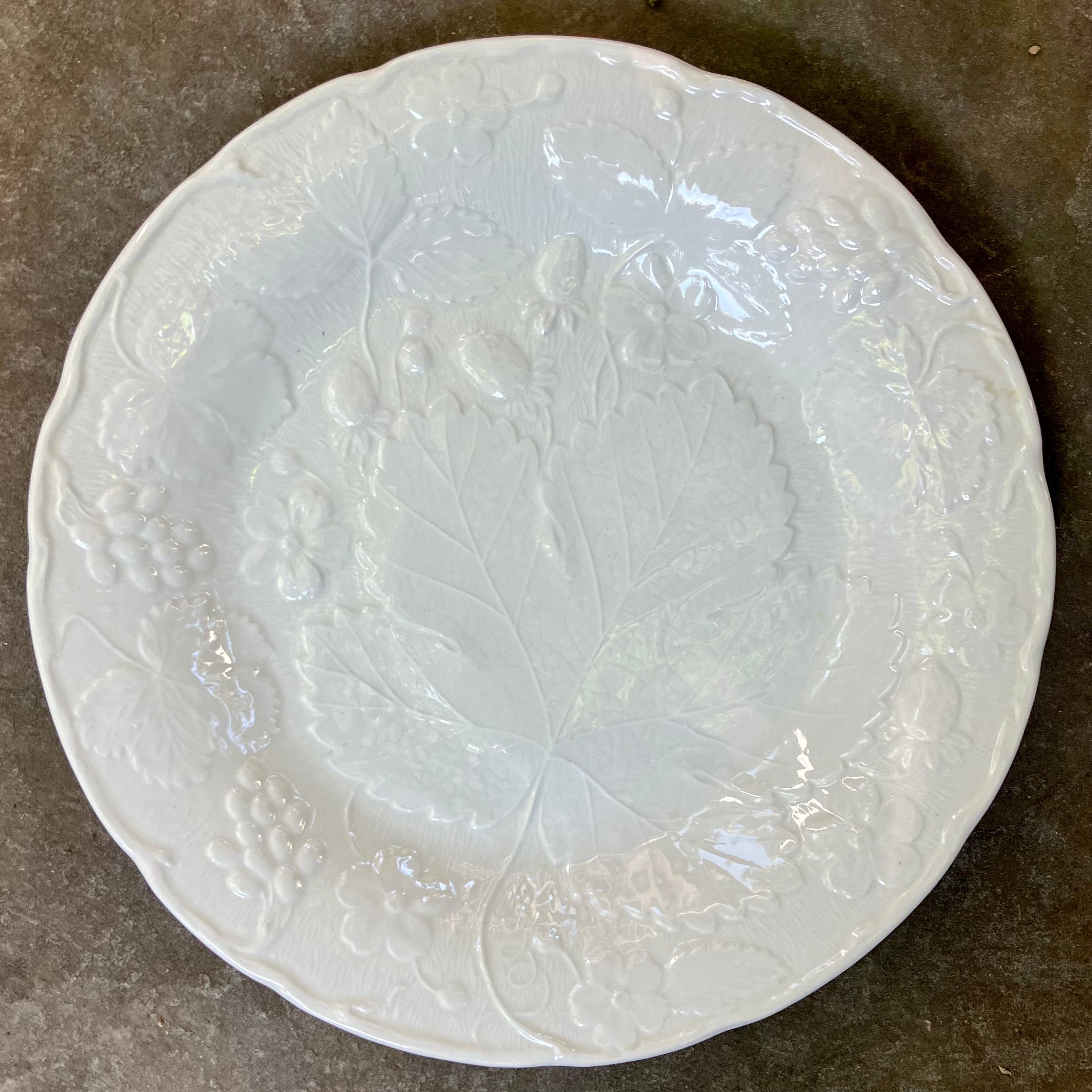 Ensemble de huit assiettes de table et de déjeuner/dessert à feuilles de fraise blanches en vente 12