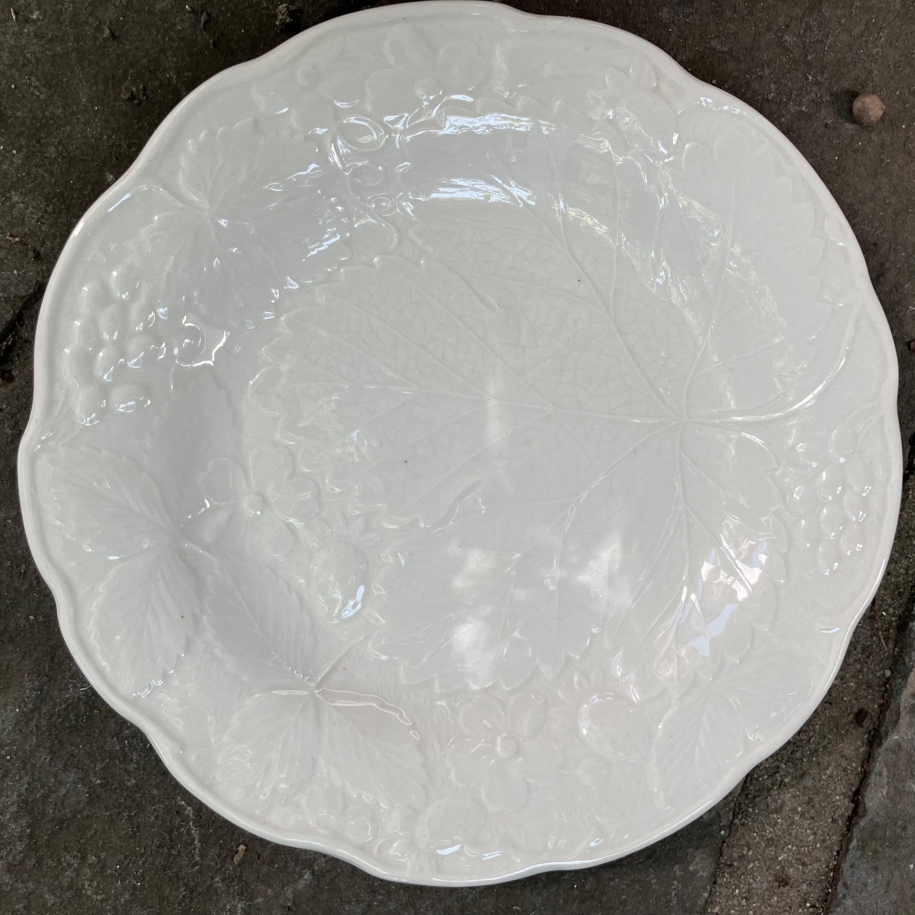 Anglais Ensemble de huit assiettes de table et de déjeuner/dessert à feuilles de fraise blanches en vente