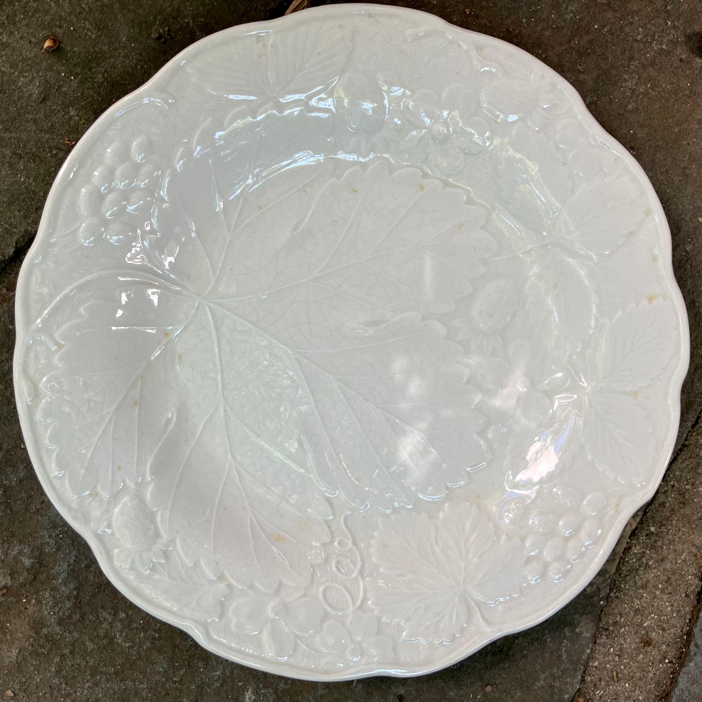 Embossé Ensemble de huit assiettes de table et de déjeuner/dessert à feuilles de fraise blanches en vente