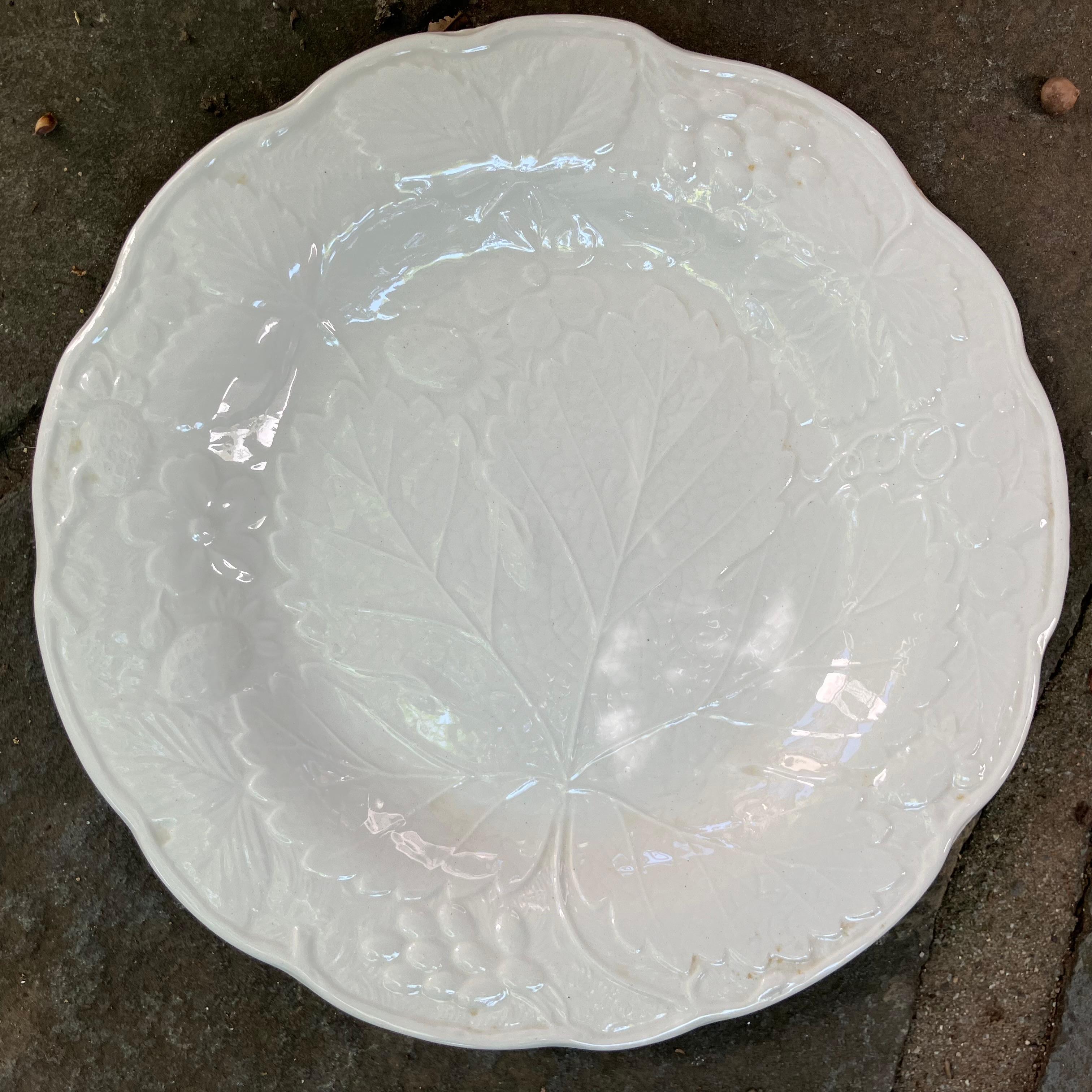 Ensemble de huit assiettes de table et de déjeuner/dessert à feuilles de fraise blanches Bon état - En vente à New York, NY
