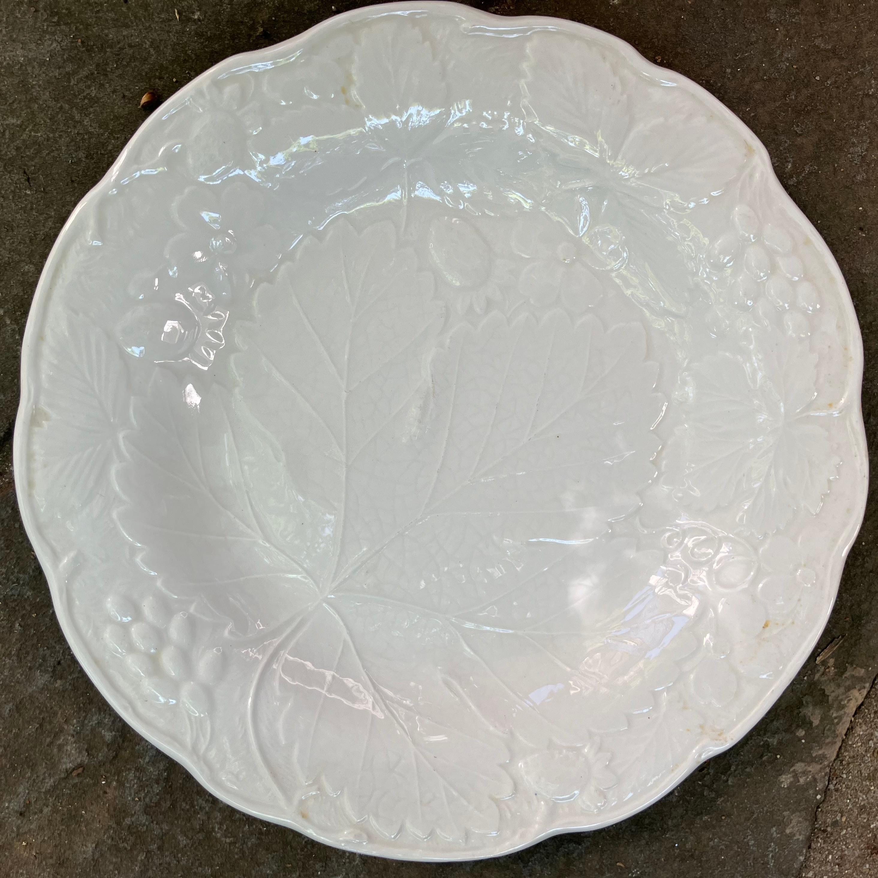 20ième siècle Ensemble de huit assiettes de table et de déjeuner/dessert à feuilles de fraise blanches en vente