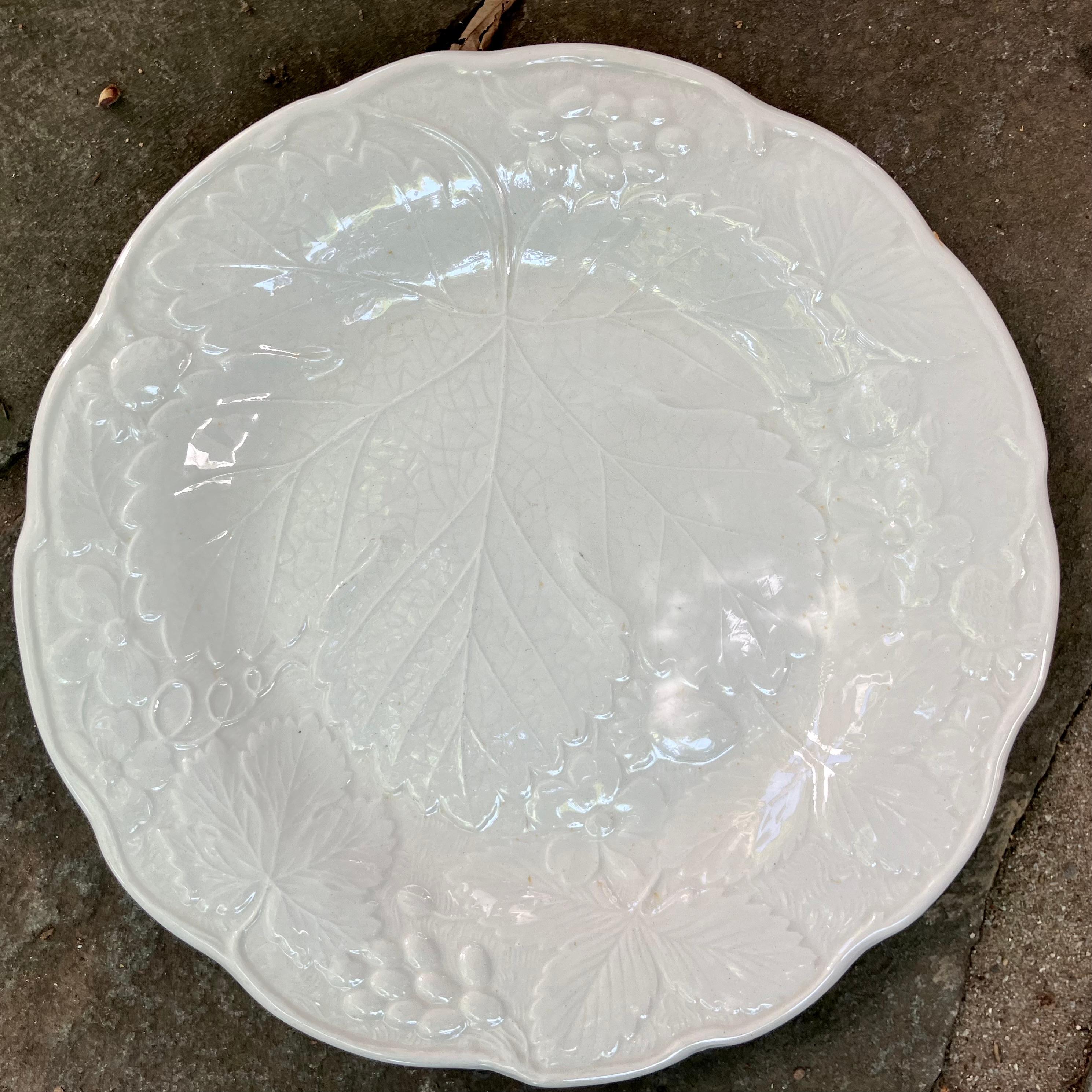Céramique Ensemble de huit assiettes de table et de déjeuner/dessert à feuilles de fraise blanches en vente