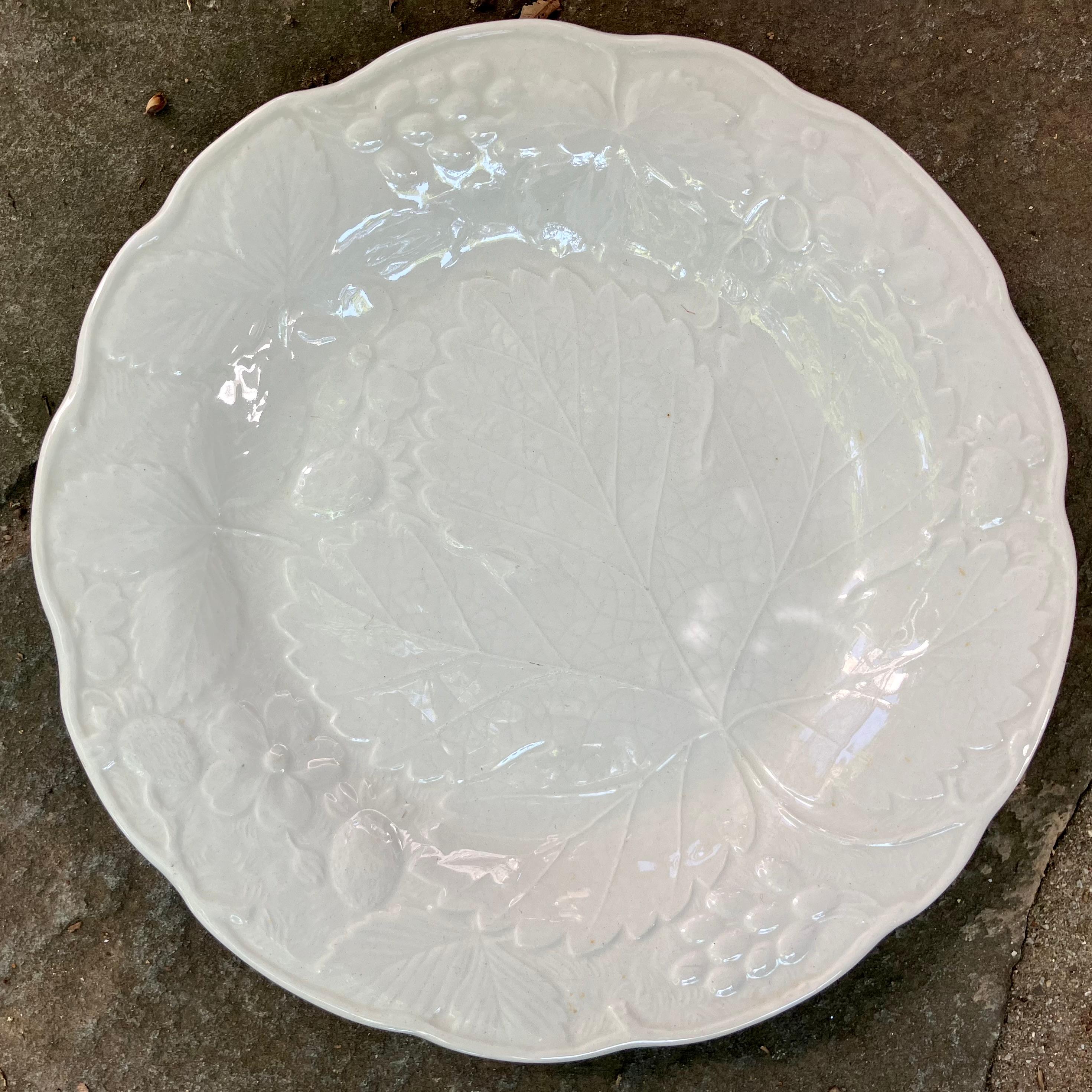 Ensemble de huit assiettes de table et de déjeuner/dessert à feuilles de fraise blanches en vente 1