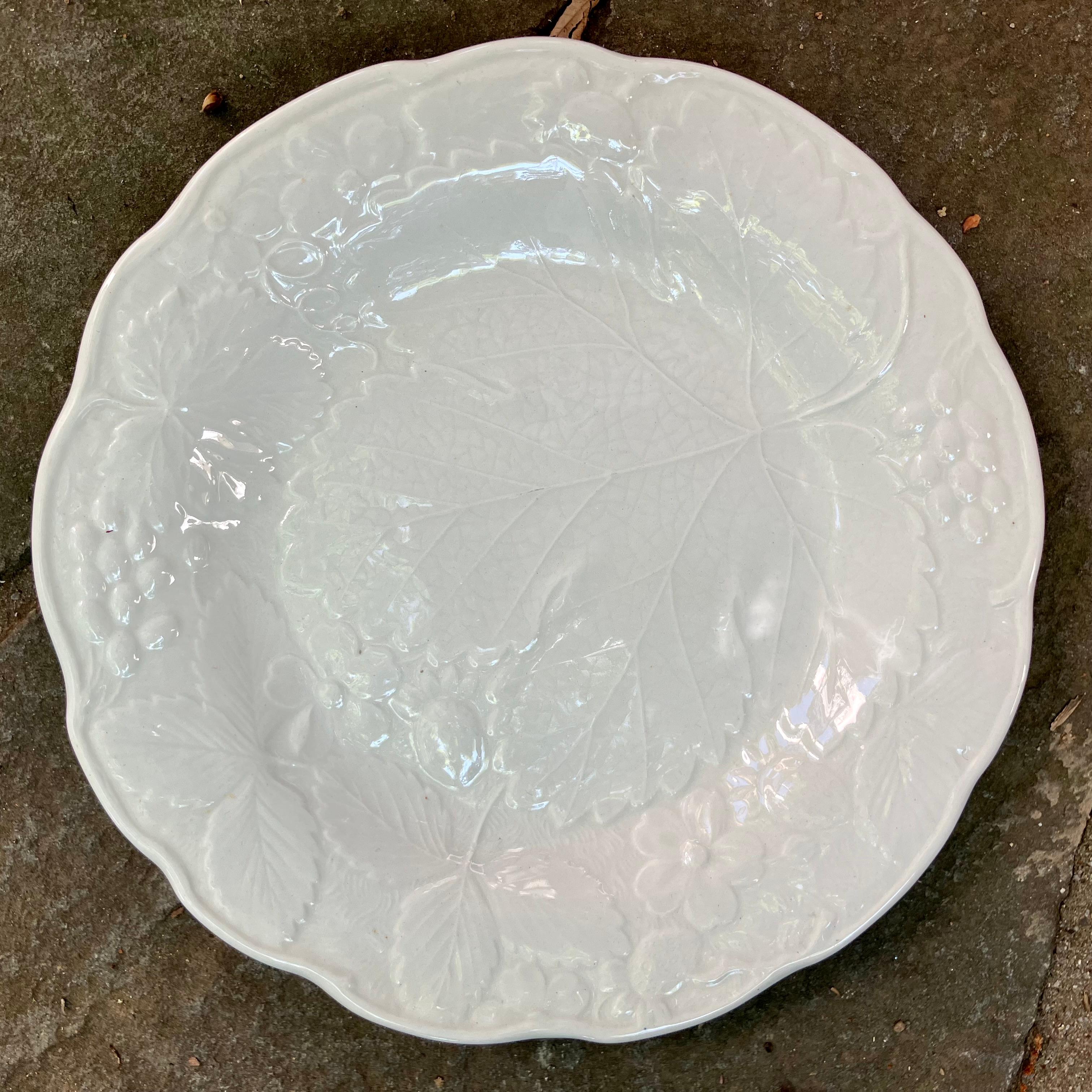 Ensemble de huit assiettes de table et de déjeuner/dessert à feuilles de fraise blanches en vente 2