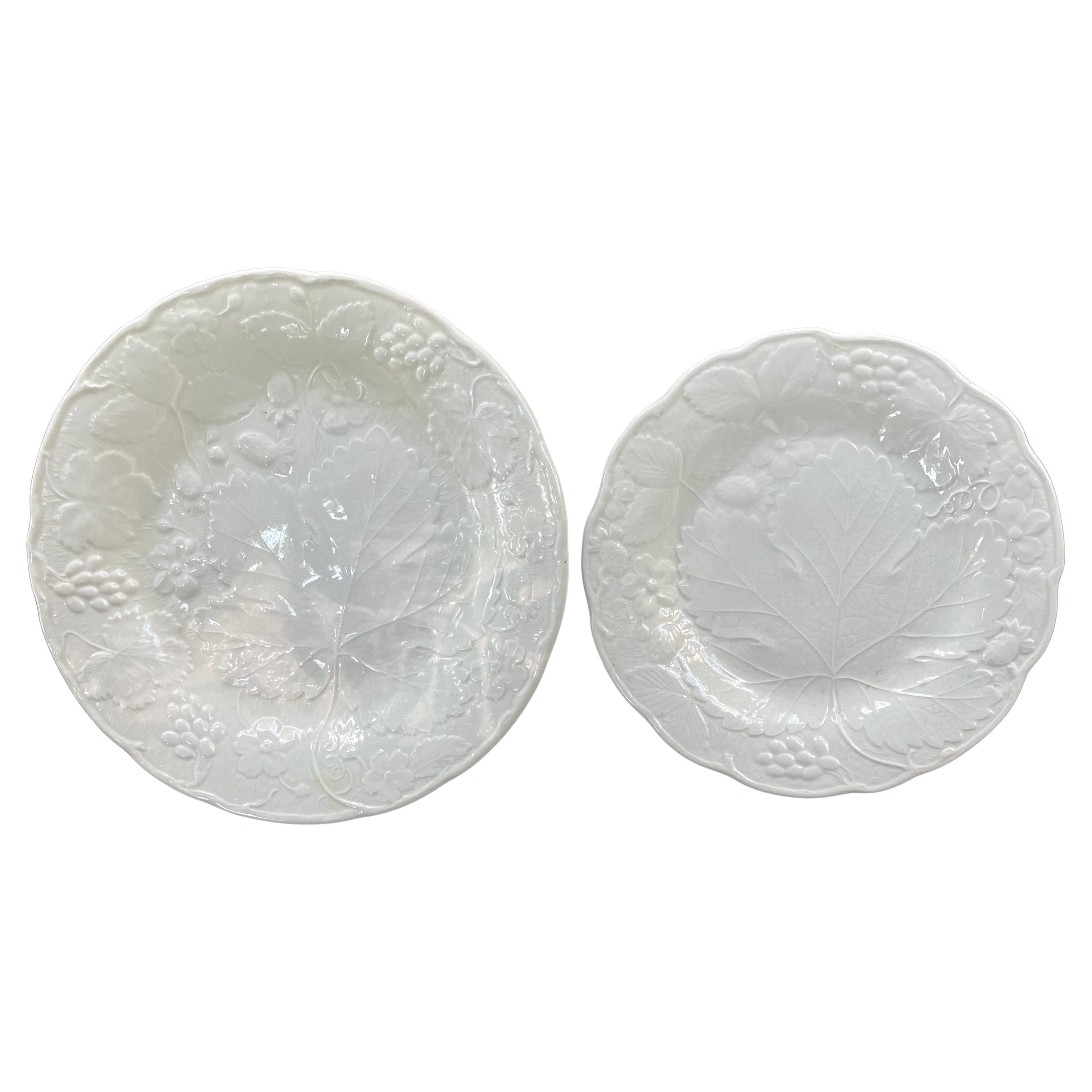 Lot de dix assiettes à déjeuner/dessert en forme de feuille de fraise blanche. Assiettes à déjeuner Davenport Burleigh à motif de fraises et de feuilles de vigne, Angleterre, XXe siècle.

Dimensions de l'assiette : 9.63
Dimensions de l'assiette à