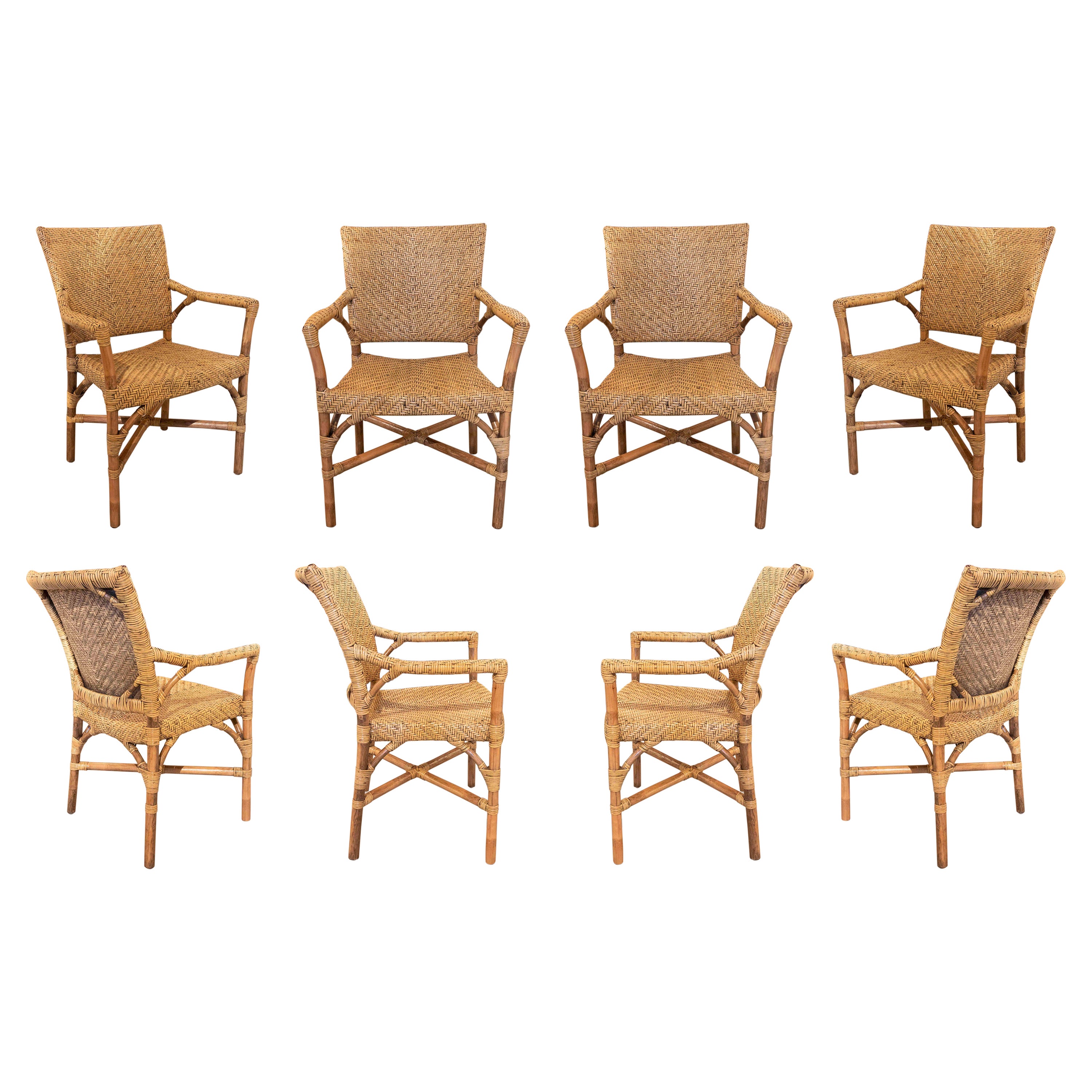 Ensemble de huit chaises de salle à manger en osier et bambou avec bras en vente