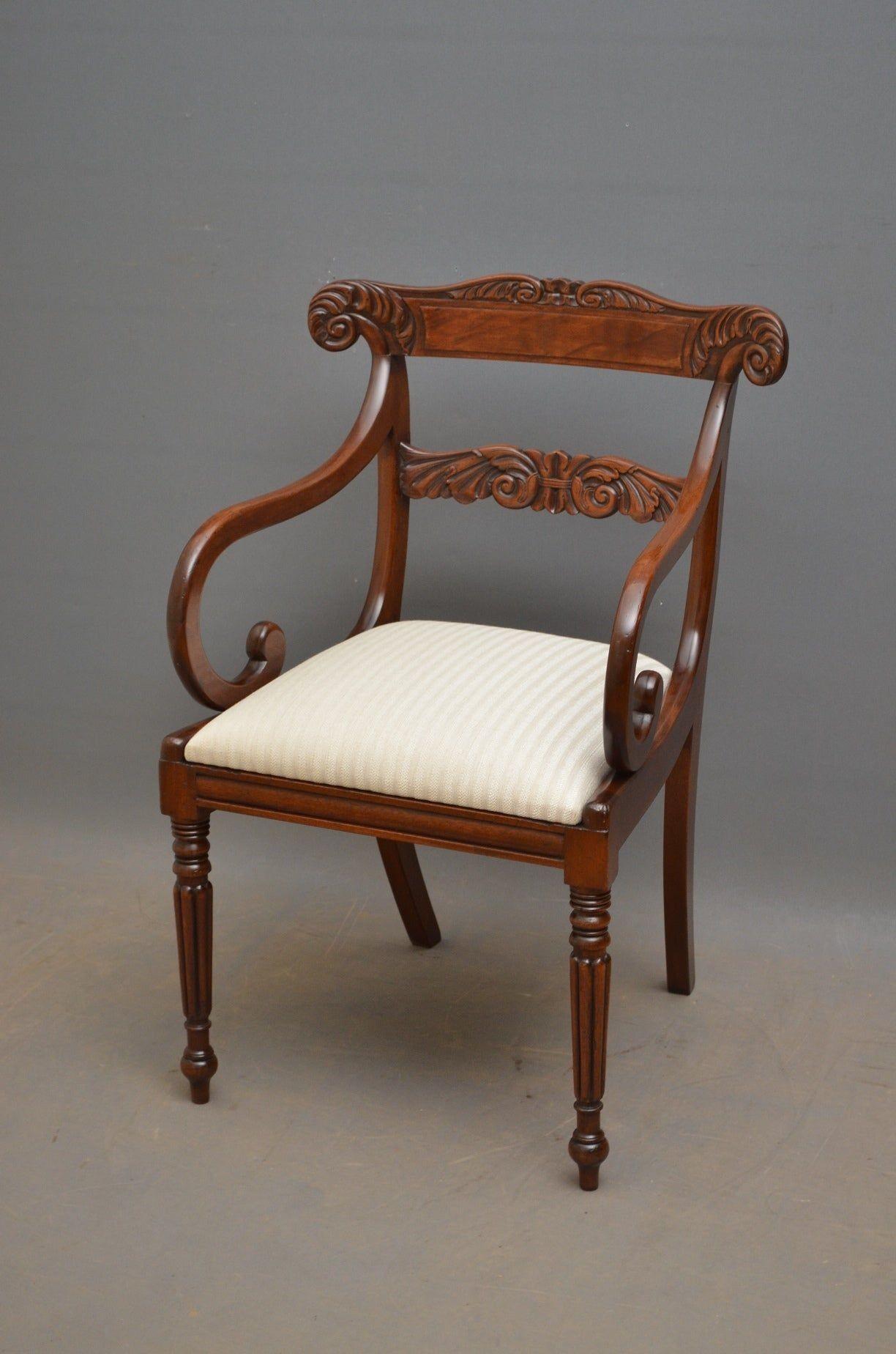 Satz von acht Mahagoni-Esszimmerstühlen aus der Zeit William IV., um 1830 (Mittleres 19. Jahrhundert) im Angebot
