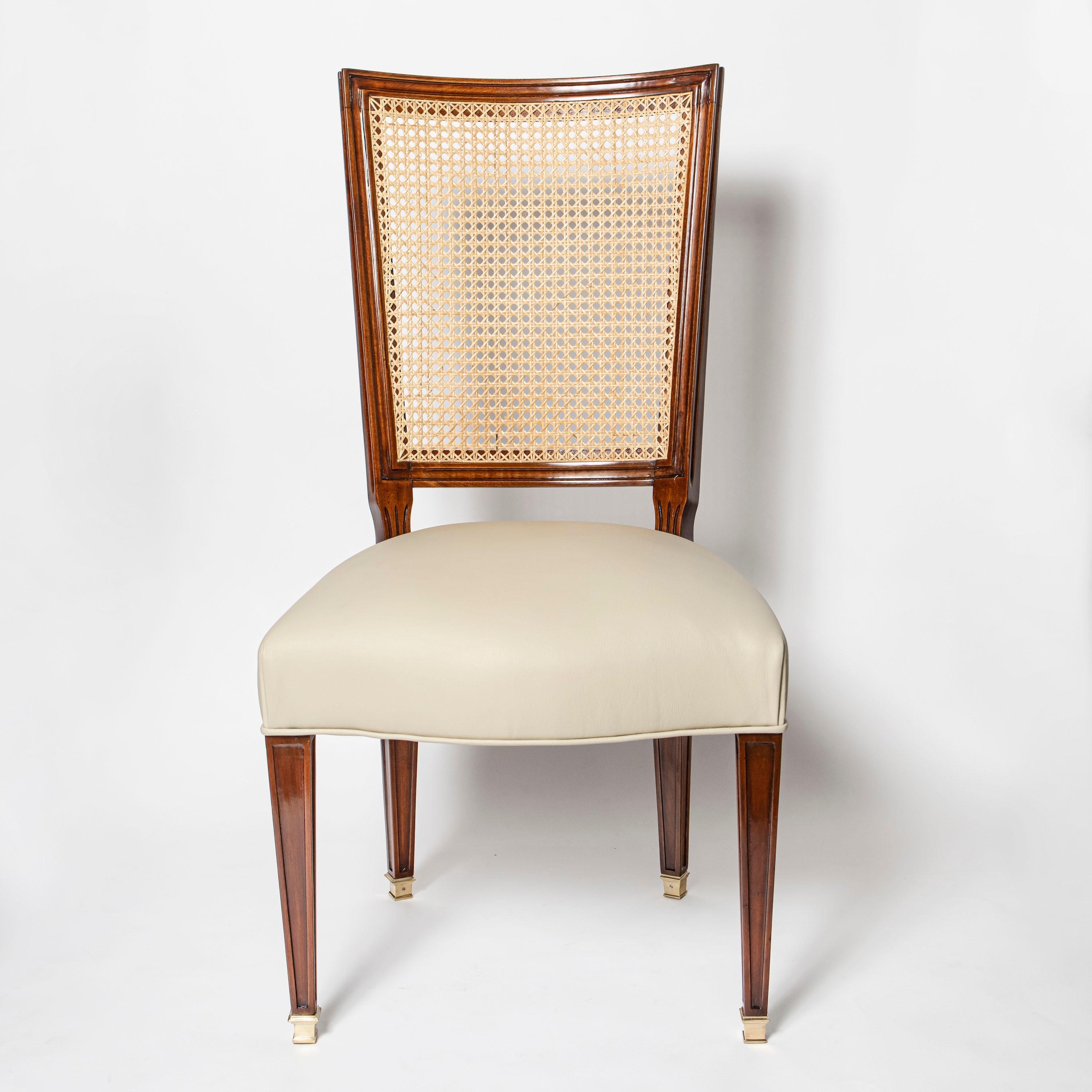 Set aus acht Stühlen aus Holz, Rattan und Leder von Casa Comte, Argentinien, 1940. (Moderne der Mitte des Jahrhunderts) im Angebot