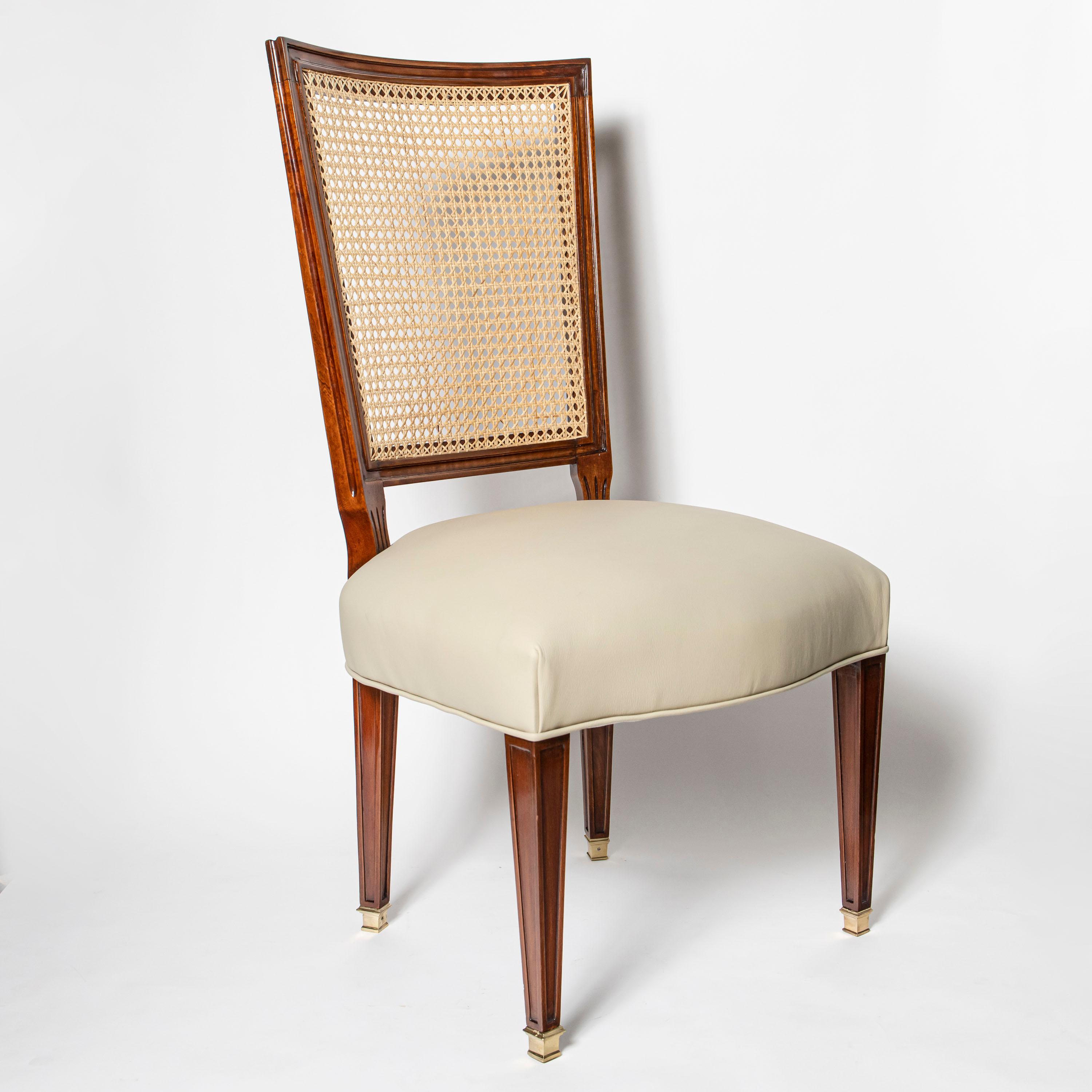 Set aus acht Stühlen aus Holz, Rattan und Leder von Casa Comte, Argentinien, 1940. (Argentinisch) im Angebot