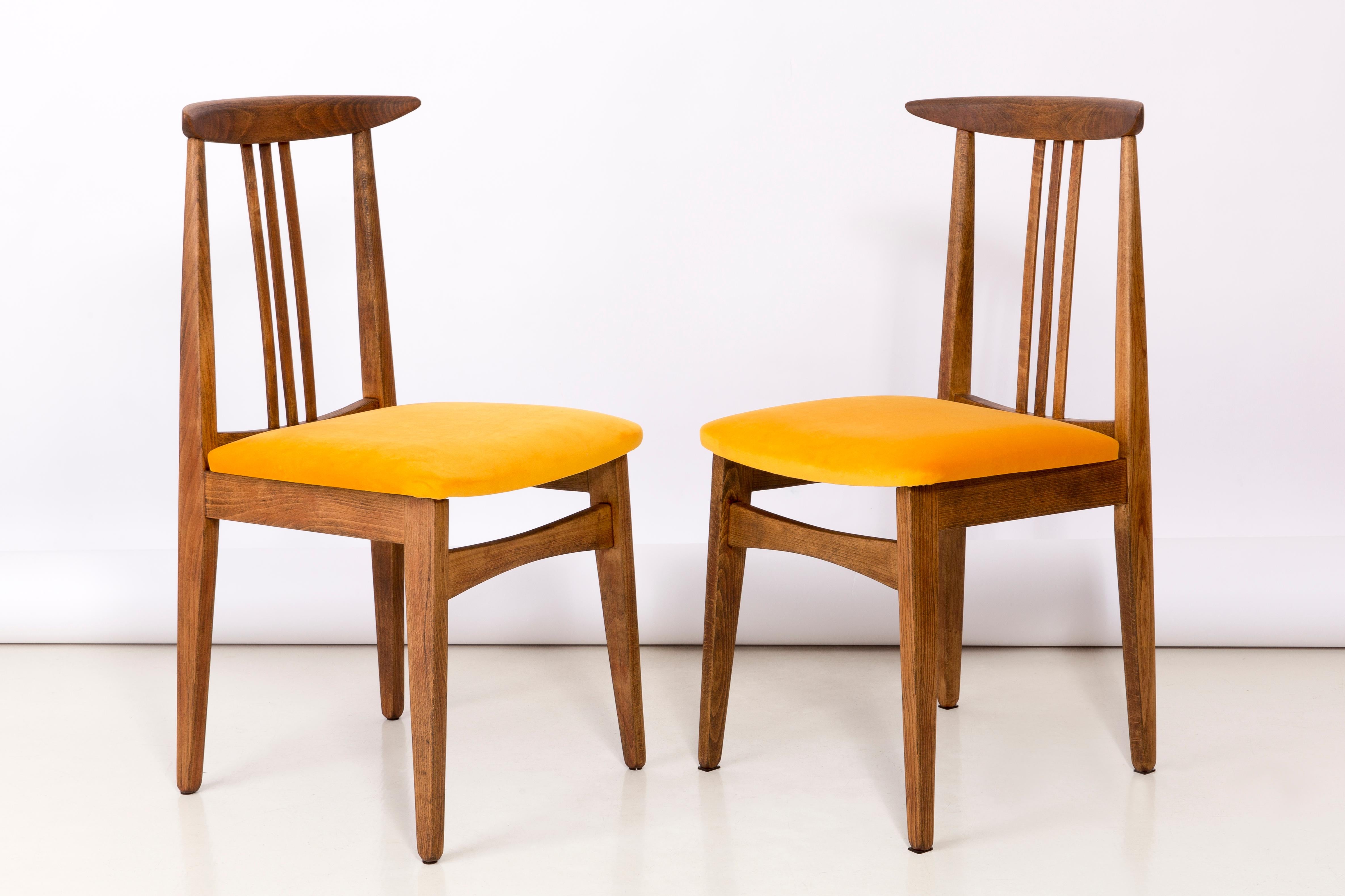 Set of Eight Yellow Chairs, by Zielinski, Europe, 1960s In Excellent Condition For Sale In 05-080 Hornowek, PL