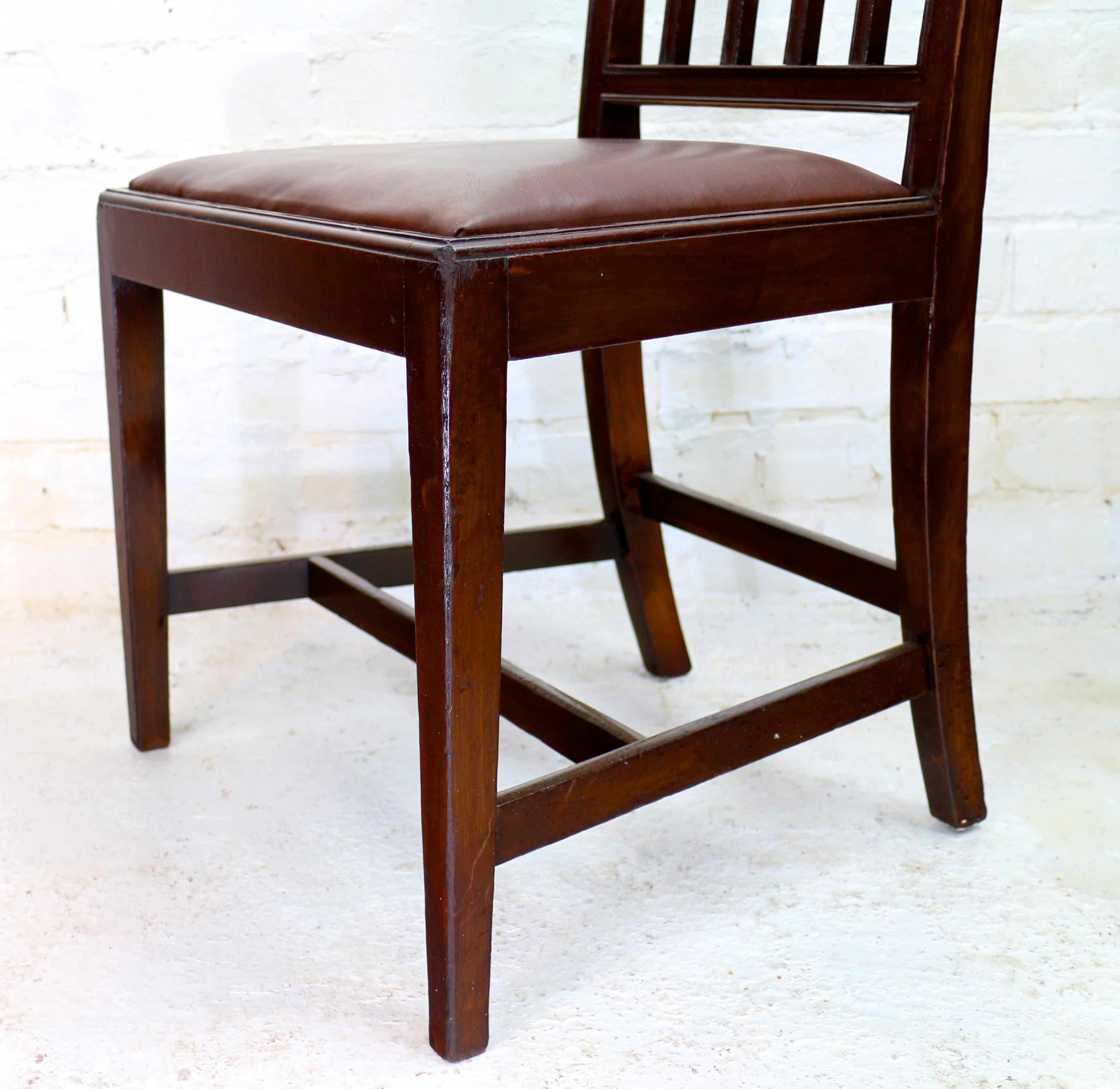 Ensemble de dix-huit chaises de salle à manger anciennes en acajou anglais du XIXe siècle à dossier carré 12