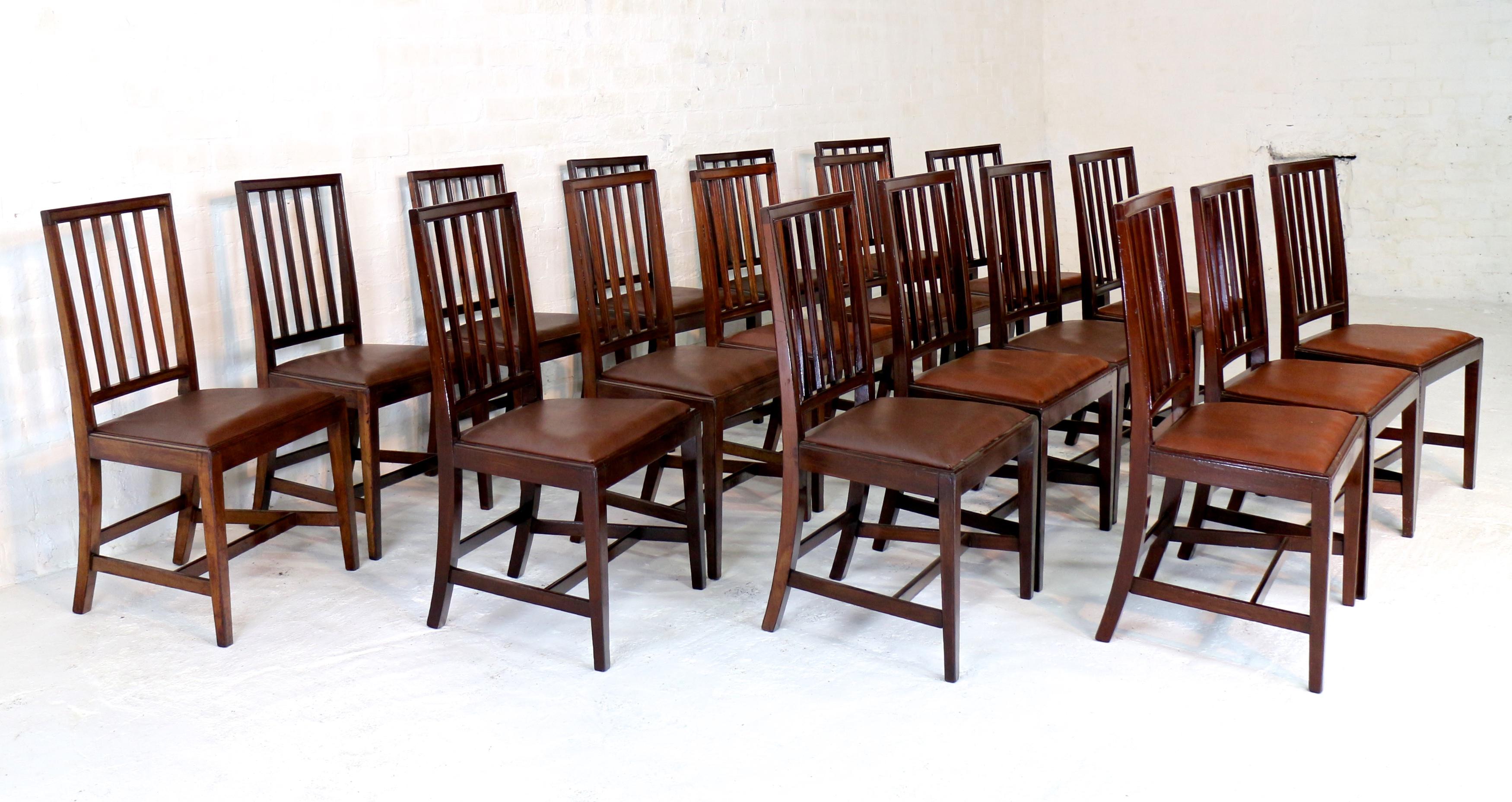 Georgien Ensemble de dix-huit chaises de salle à manger anciennes en acajou anglais du XIXe siècle à dossier carré