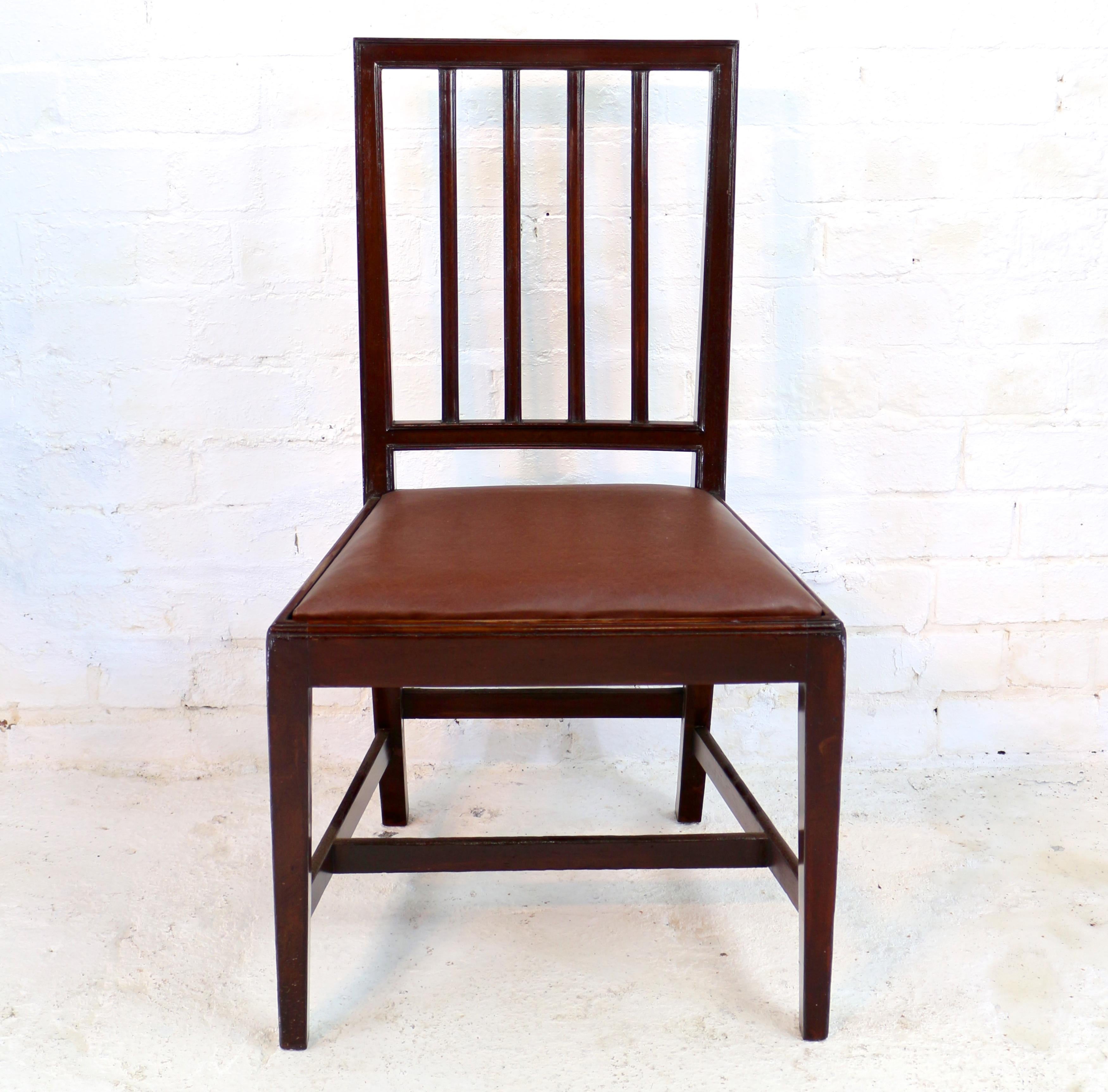 Imitation cuir Ensemble de dix-huit chaises de salle à manger anciennes en acajou anglais du XIXe siècle à dossier carré