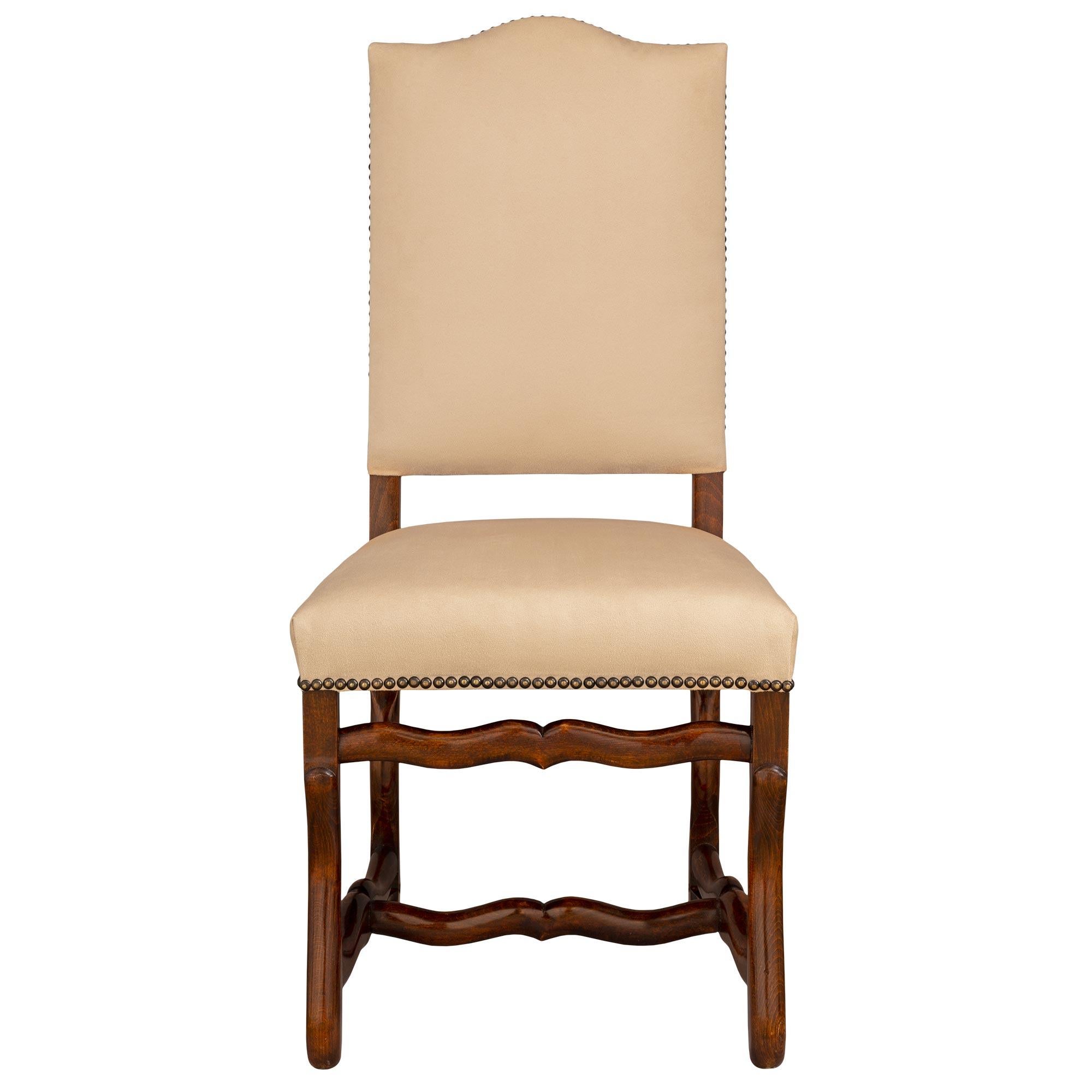 Très bel ensemble complet de dix-huit chaises de salle à manger en bois de hêtre de style Louis XIII du XIXe siècle. Chaque chaise Os de Mouton, qui fait référence au châssis sinueux, élément quintessentiel du mobilier Louis XIII, est surélevée par