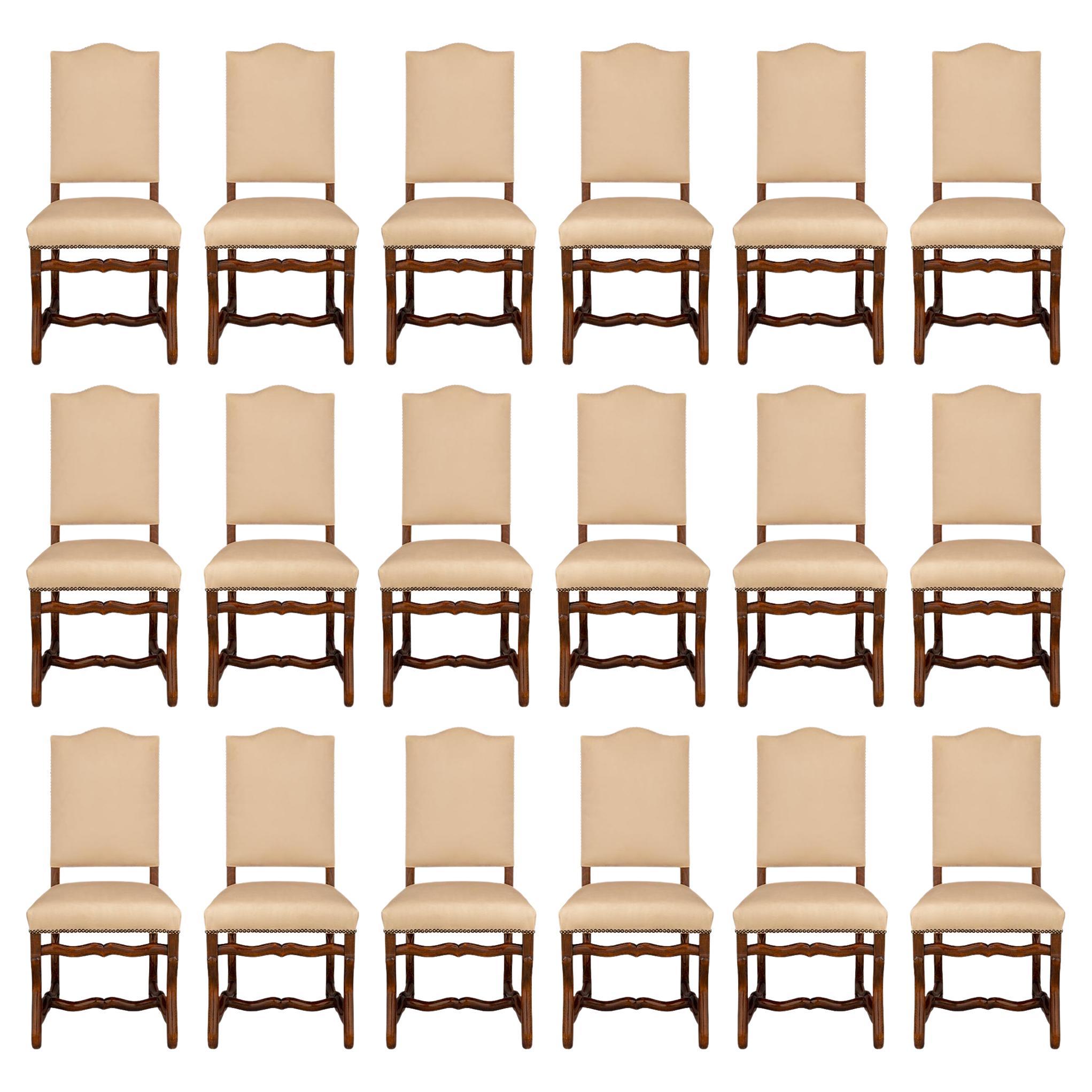 Satz von achtzehn französischen Esszimmerstühlen aus Buchenholz im Stil Louis XIII. des 19. Jahrhunderts