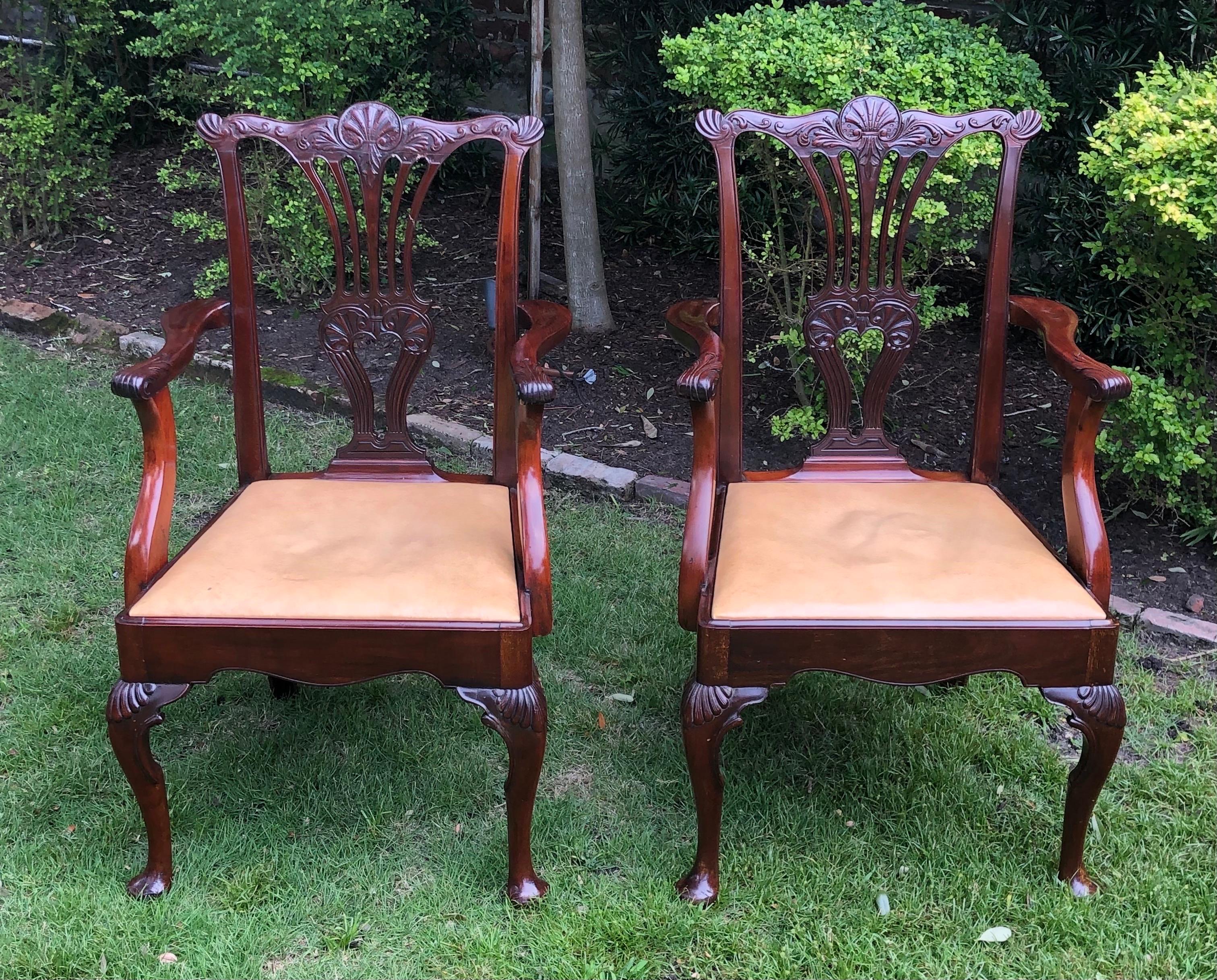 Sculpté à la main Ensemble de dix-huit chaises de salle à manger anglaises géorgiennes, 19e siècle en vente