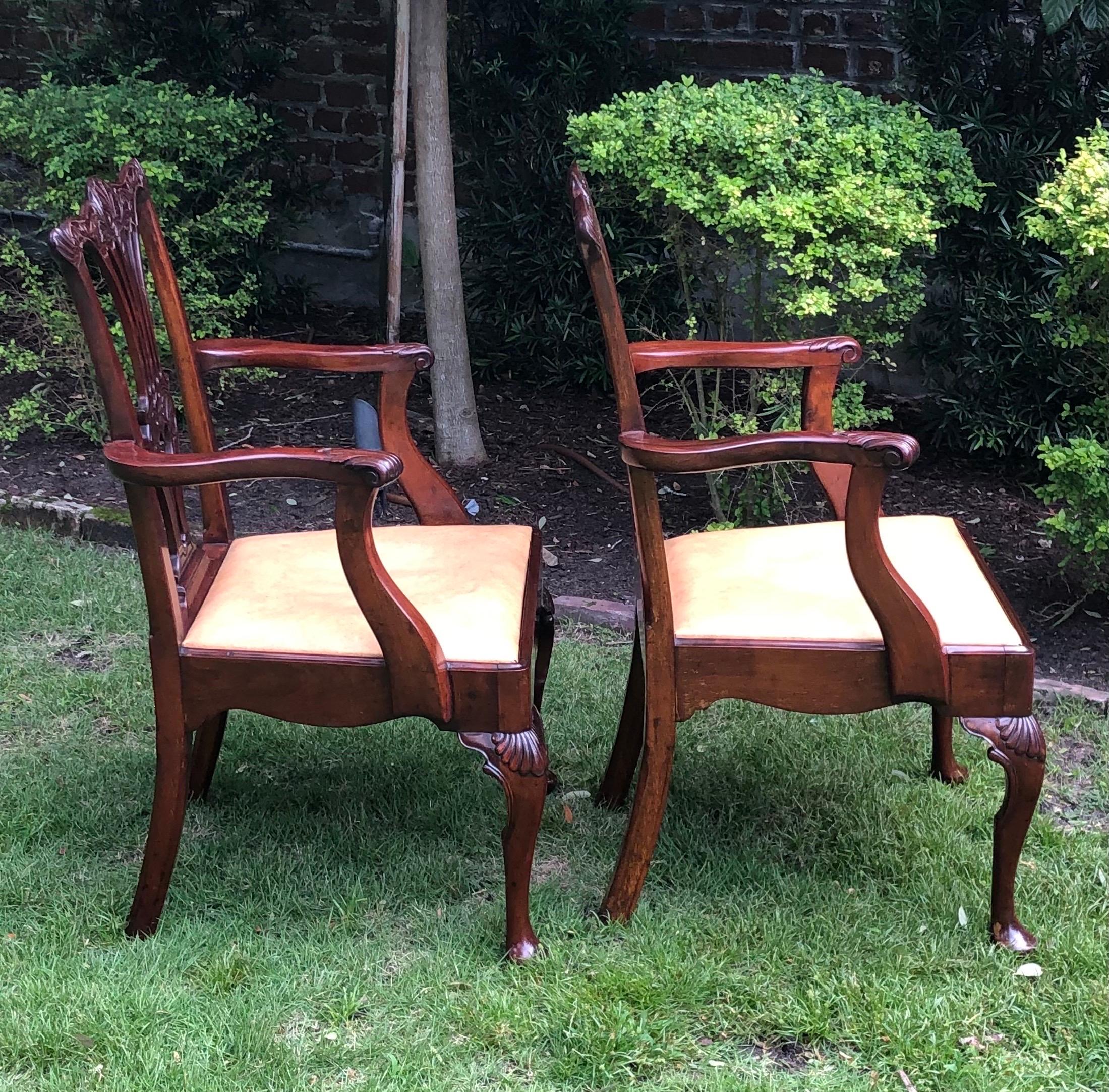 Ensemble de dix-huit chaises de salle à manger anglaises géorgiennes, 19e siècle Bon état - En vente à Charleston, SC