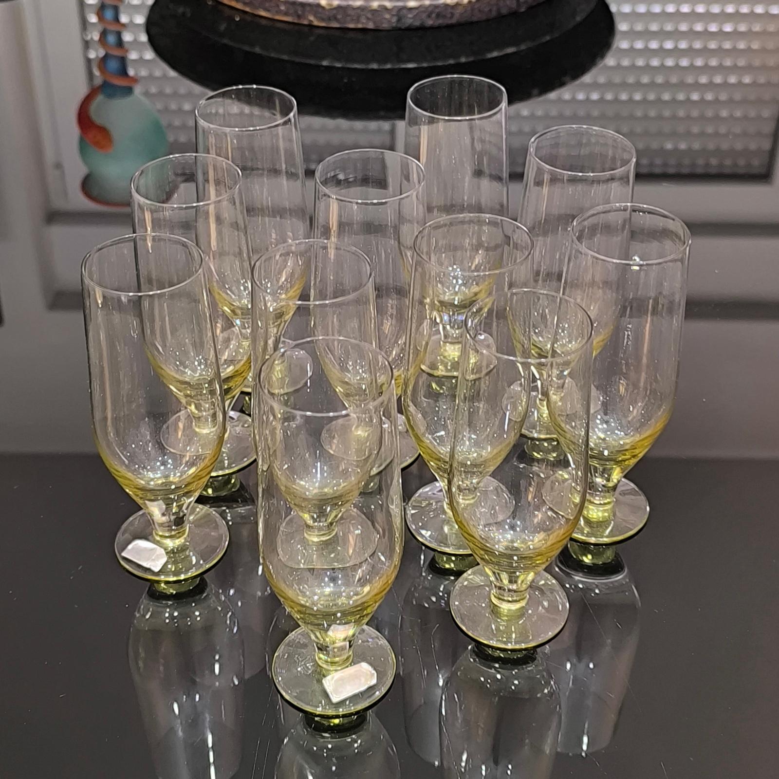 Juego de 11 copas de licor de Ekenäs Glassworks, Suecia, años 70.
Copas de licor con pie en cristal tono mostaza amarillento.
Todos están en excelentes condiciones, sin desconchones. Algunos aún conservan la etiqueta original del