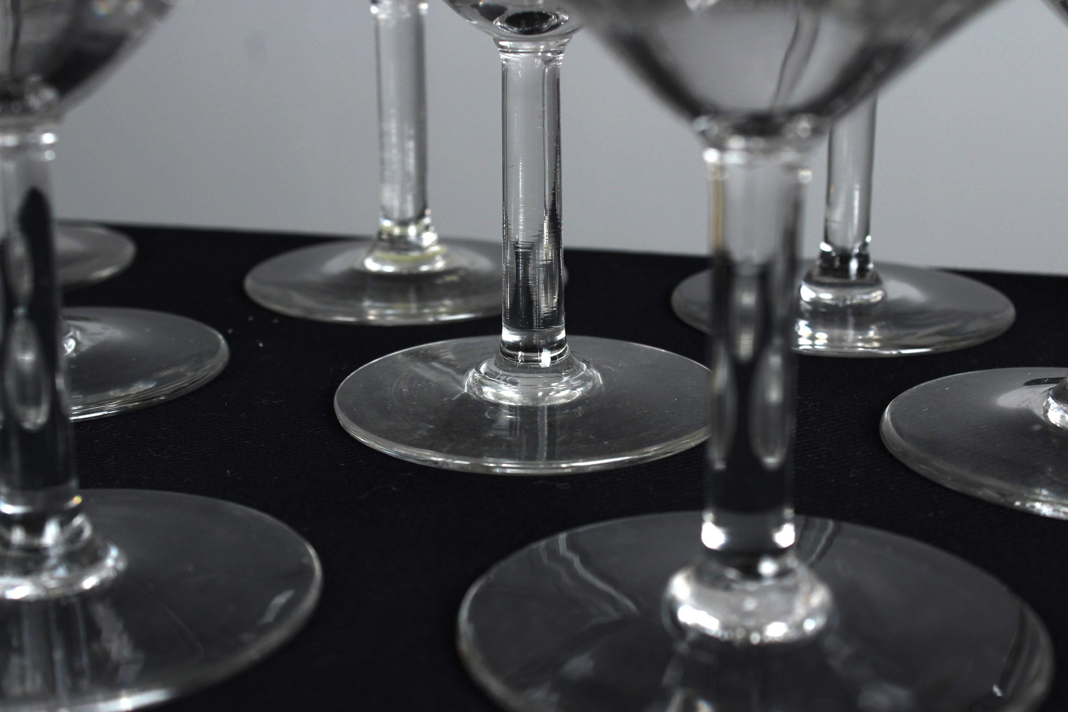 Set von elf Weingläsern aus der Mitte des Jahrhunderts, geschliffenes Glas, Beeren, Frankreich, 1940er Jahre, 14 cm im Angebot 5