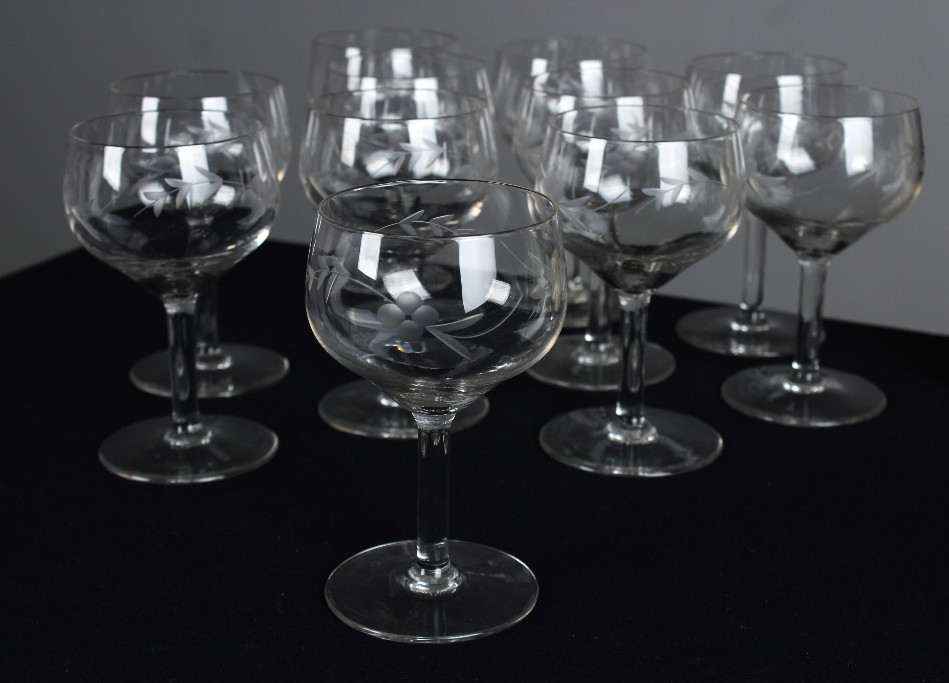 Set Of Eleven Mid Century Wine Glasses, Cut Glass, Berries, France, 1940s, 14 cm In Excellent Condition For Sale In Greven, DE
