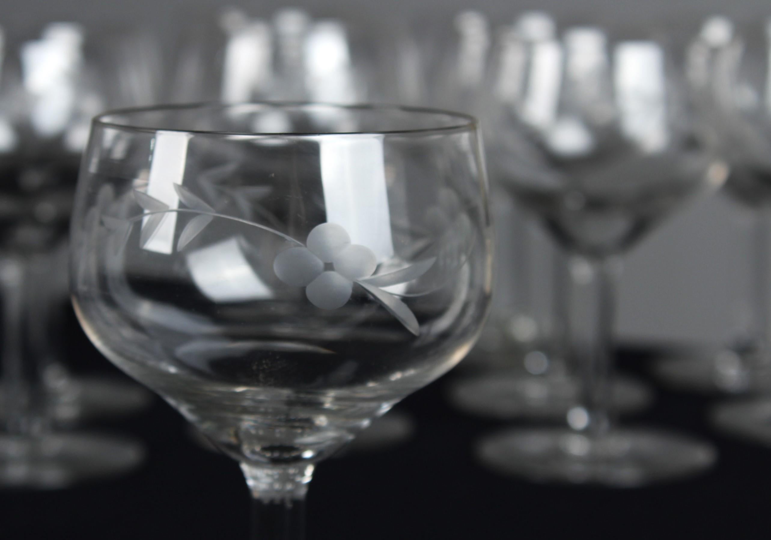 20th Century Set Of Eleven Mid Century Wine Glasses, Cut Glass, Berries, France, 1940s, 14 cm For Sale