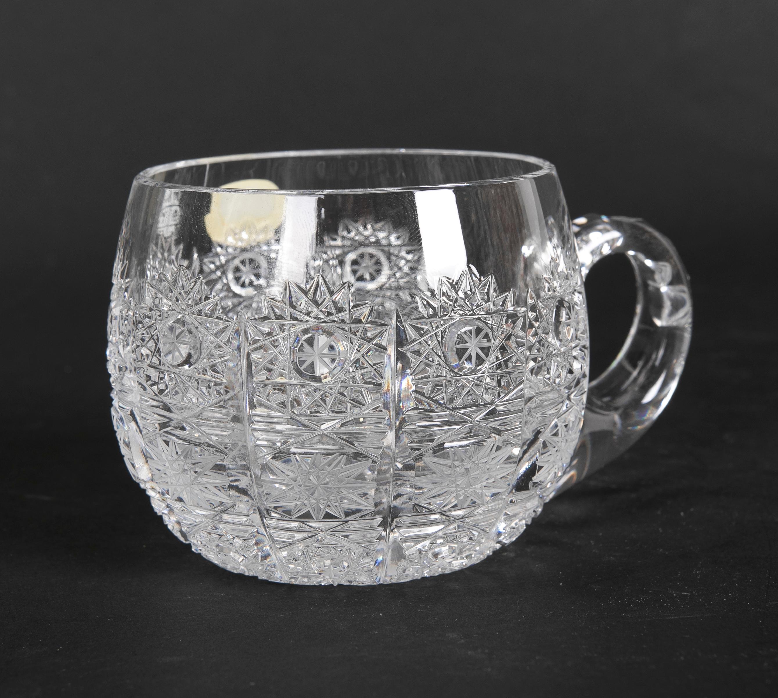 Set von elf kleinen handgeschliffenen böhmischen Kristallgläsern  (Glas) im Angebot
