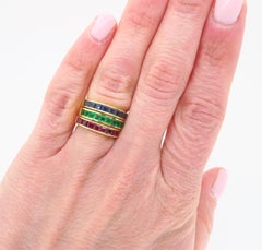 Set di fedi con smeraldo, rubino e zaffiro in oro giallo 18k