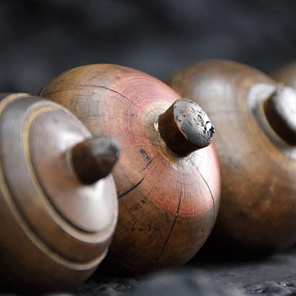 Set of English 19th century spinning tops
We are proud to offer a set of 19th century English spinning tops, showing a lovey natural patina with wrought iron tips and all hand carved with some paint still remnant across their surfaces. 
Size in