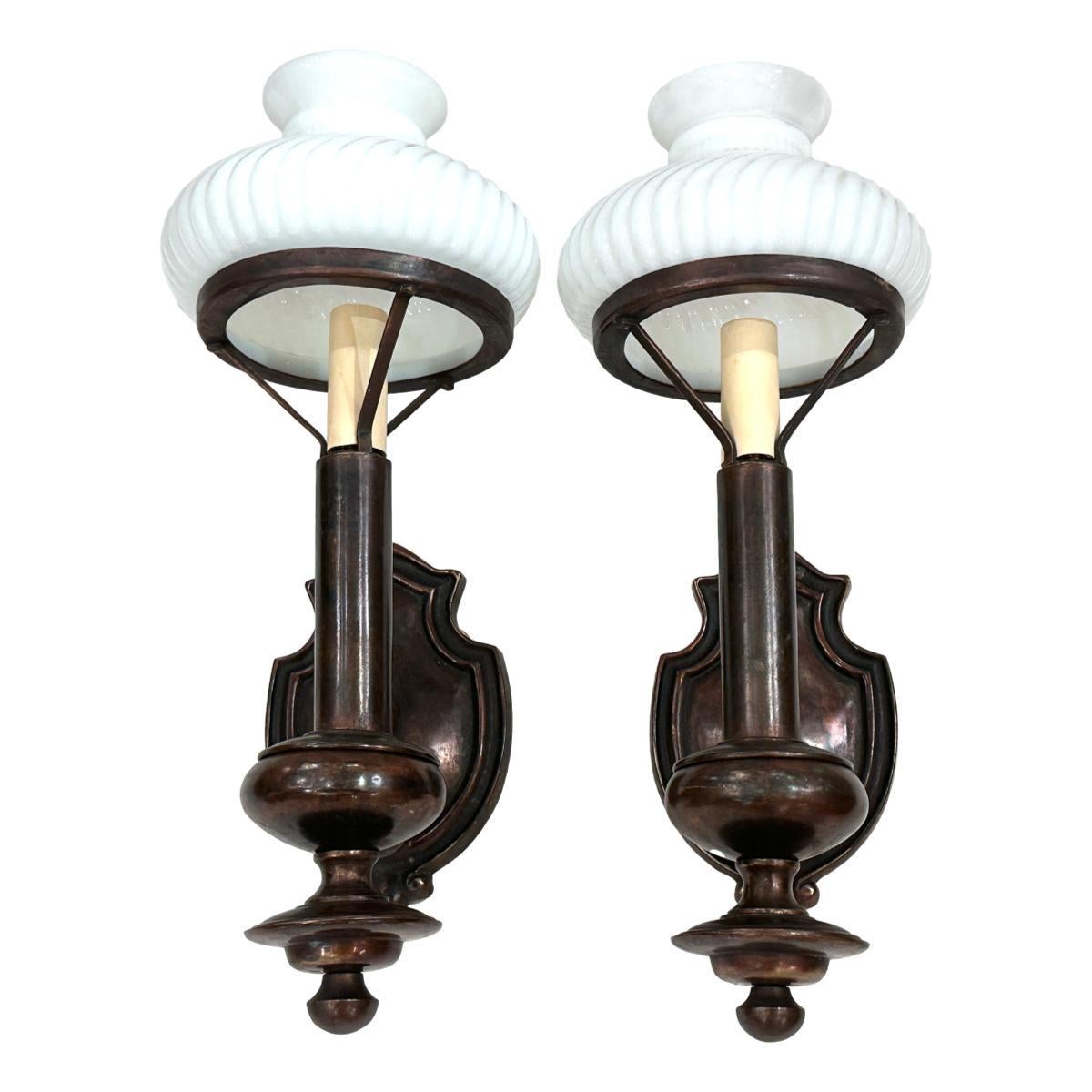 Inglese Set di lampade inglesi in bronzo, vendute a coppia in vendita