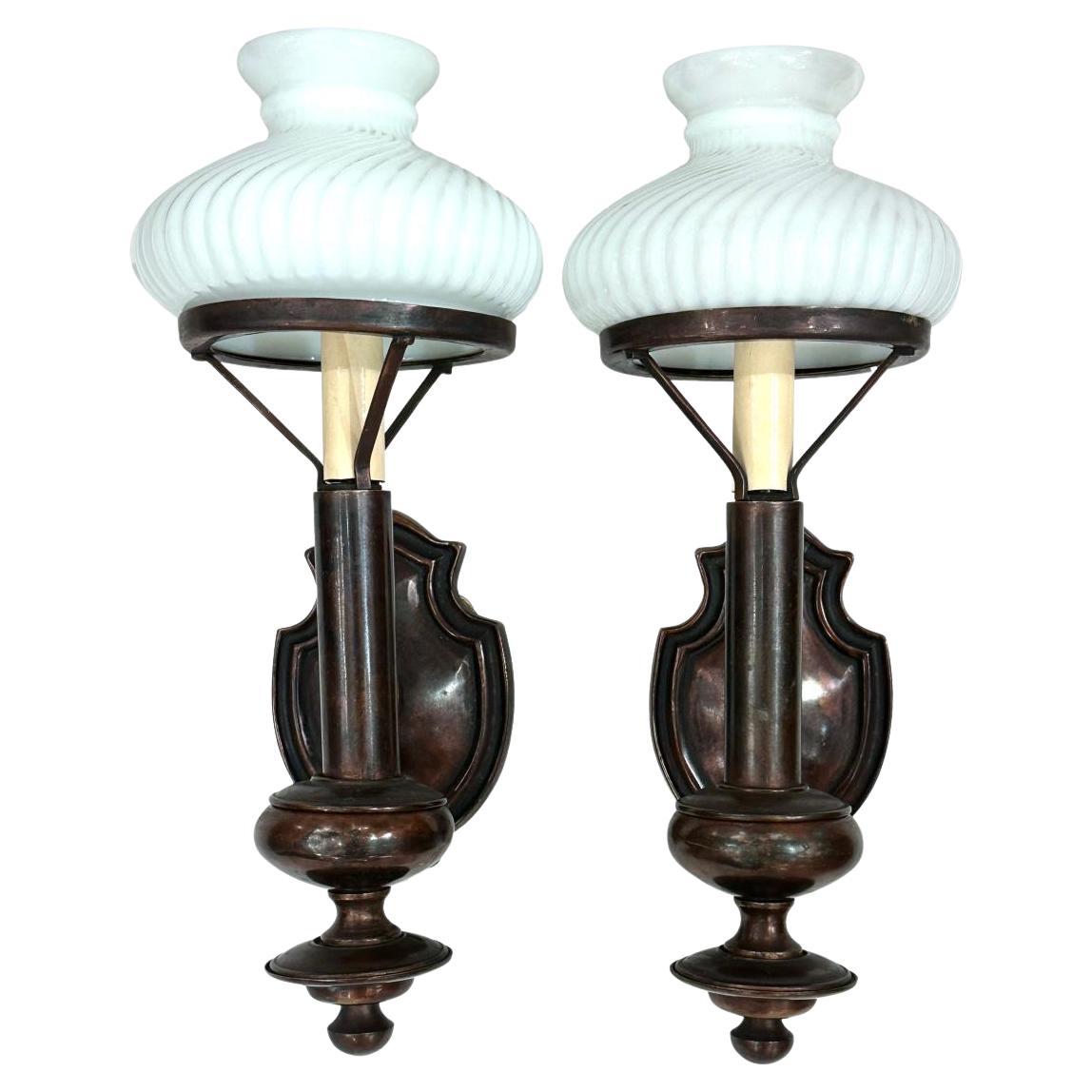 Set di lampade inglesi in bronzo, vendute a coppia