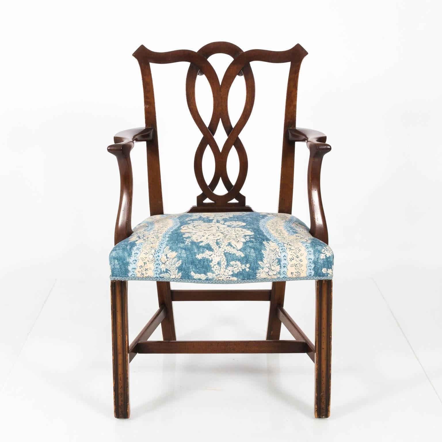 Set of English Chippendale Style Dining Chairs In Good Condition For Sale In Stamford, CT