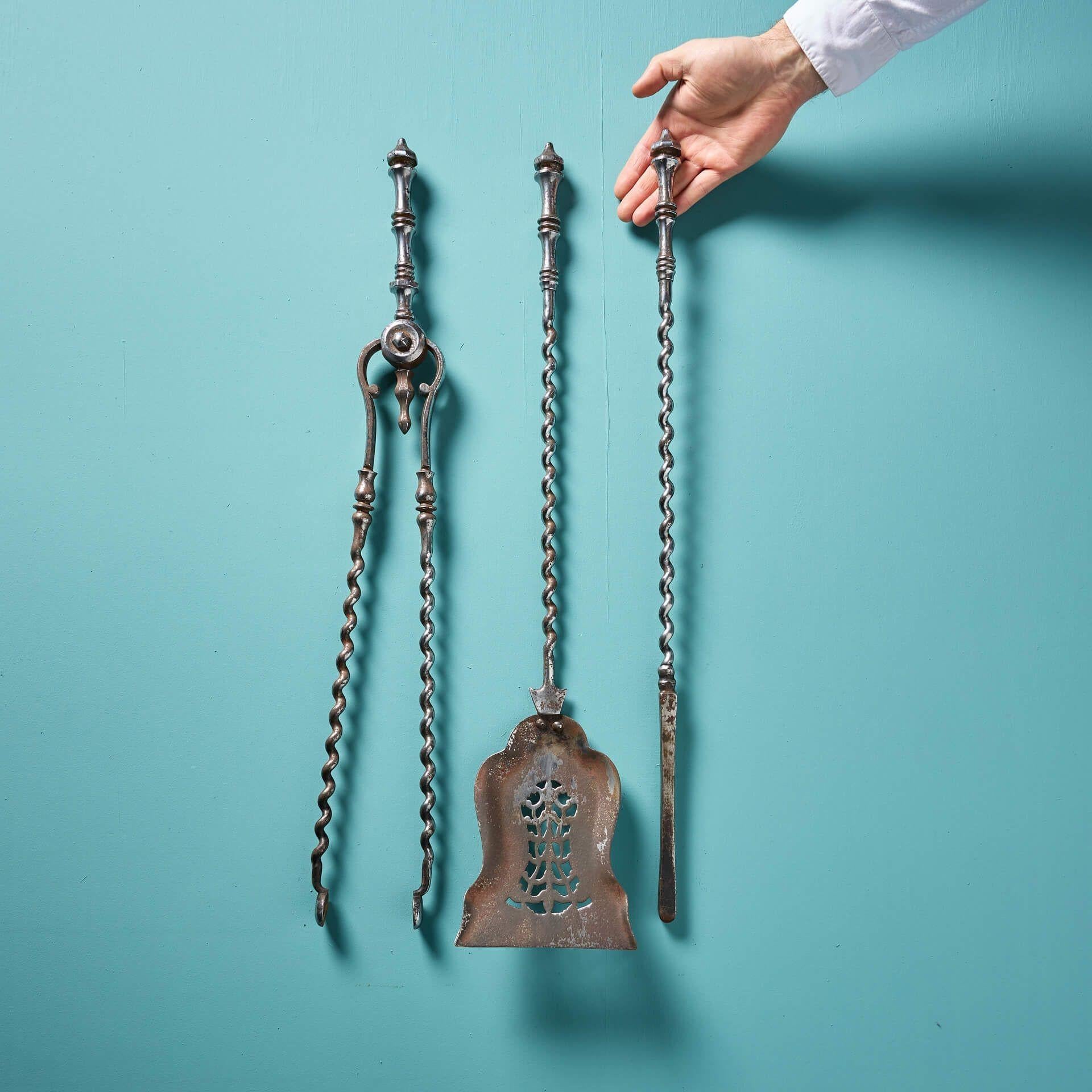Un set di ferri da stiro in acciaio lucido originali dell'epoca georgiana.

Il set è composto da un attizzatoio, pinze e un'elegante pala forata con fusto ritorto abbinato.

Il tocco finale perfetto per un camino antico!