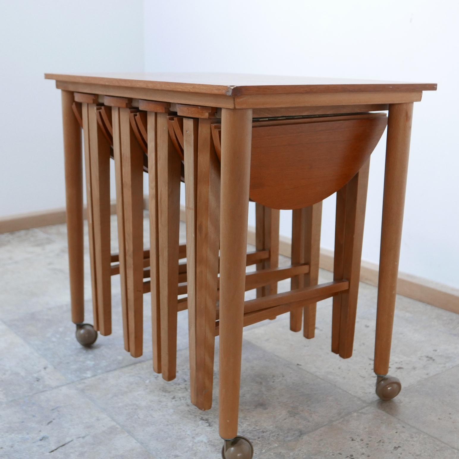 Ensemble de tables basses ou d'appoint gigognes anglaises du milieu du siècle dernier en vente 3