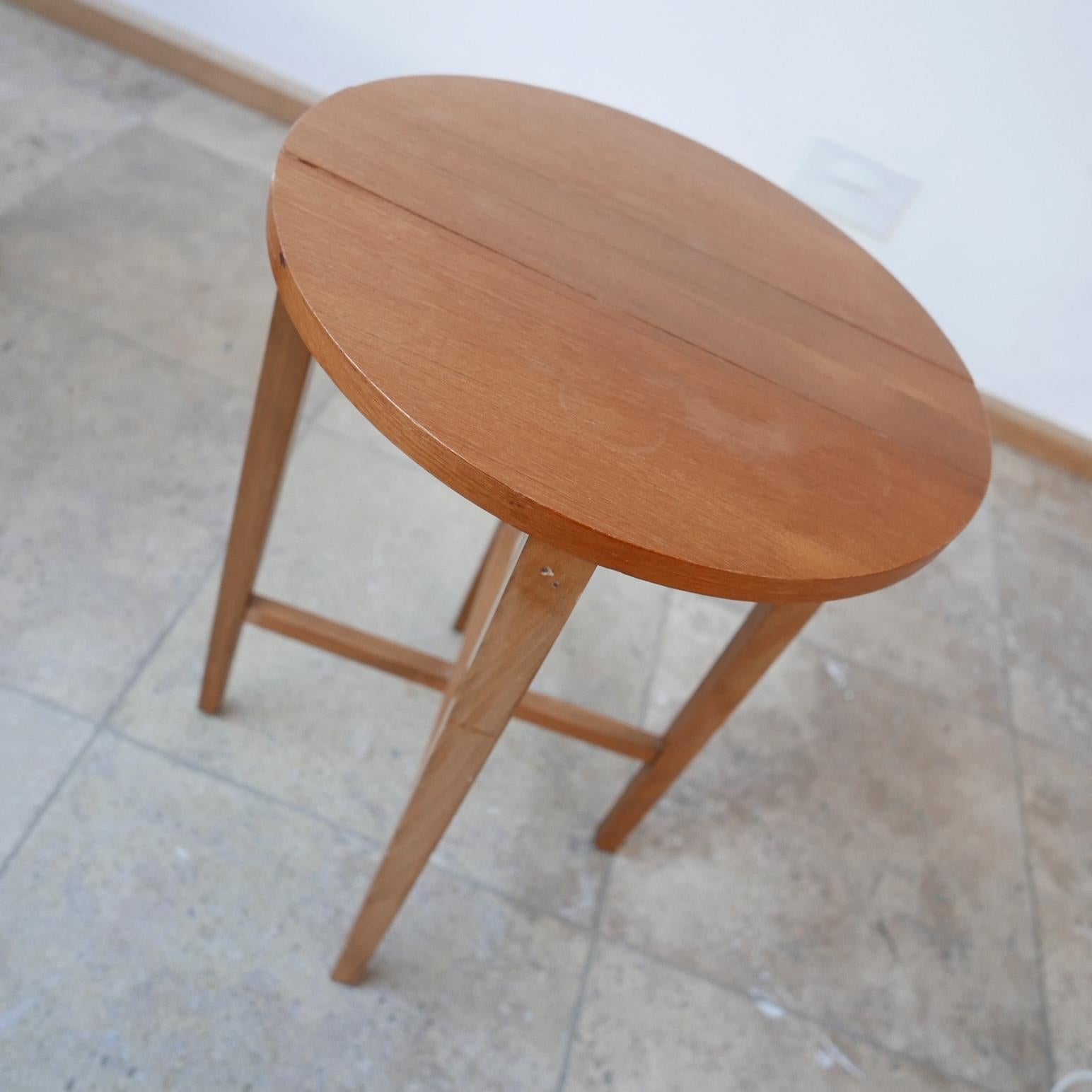 British Set of English Mid-Century Nesting Coffee or Side Tables For Sale