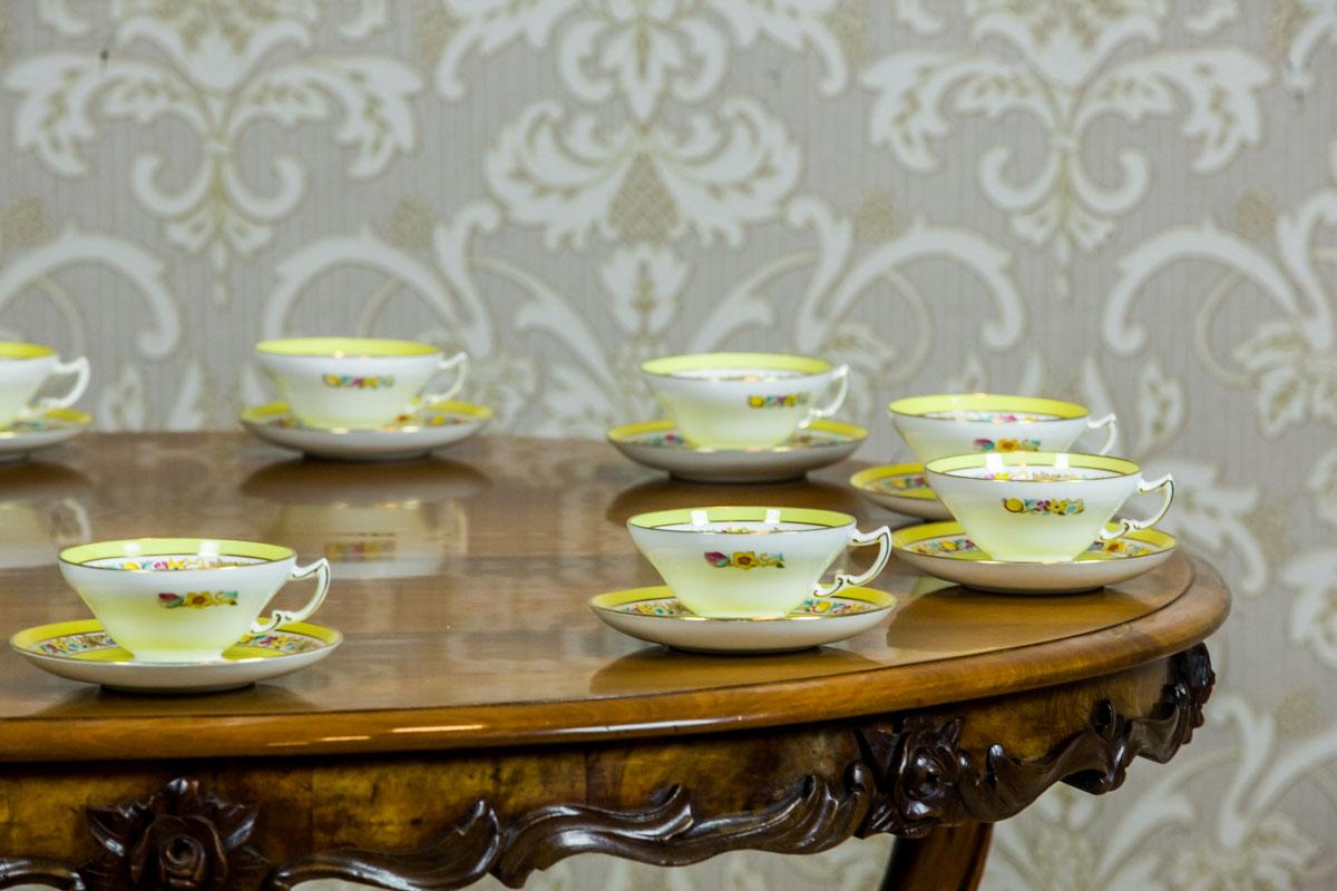 Te presentamos este juego de porcelana de 11 tazas con platillos con la firma de una manufactura inglesa, Mintons.
La firma es morada y se utilizó de 1912 a 1950. La marca adicional indica que los objetos son de 1929.
La porcelana es blanca y