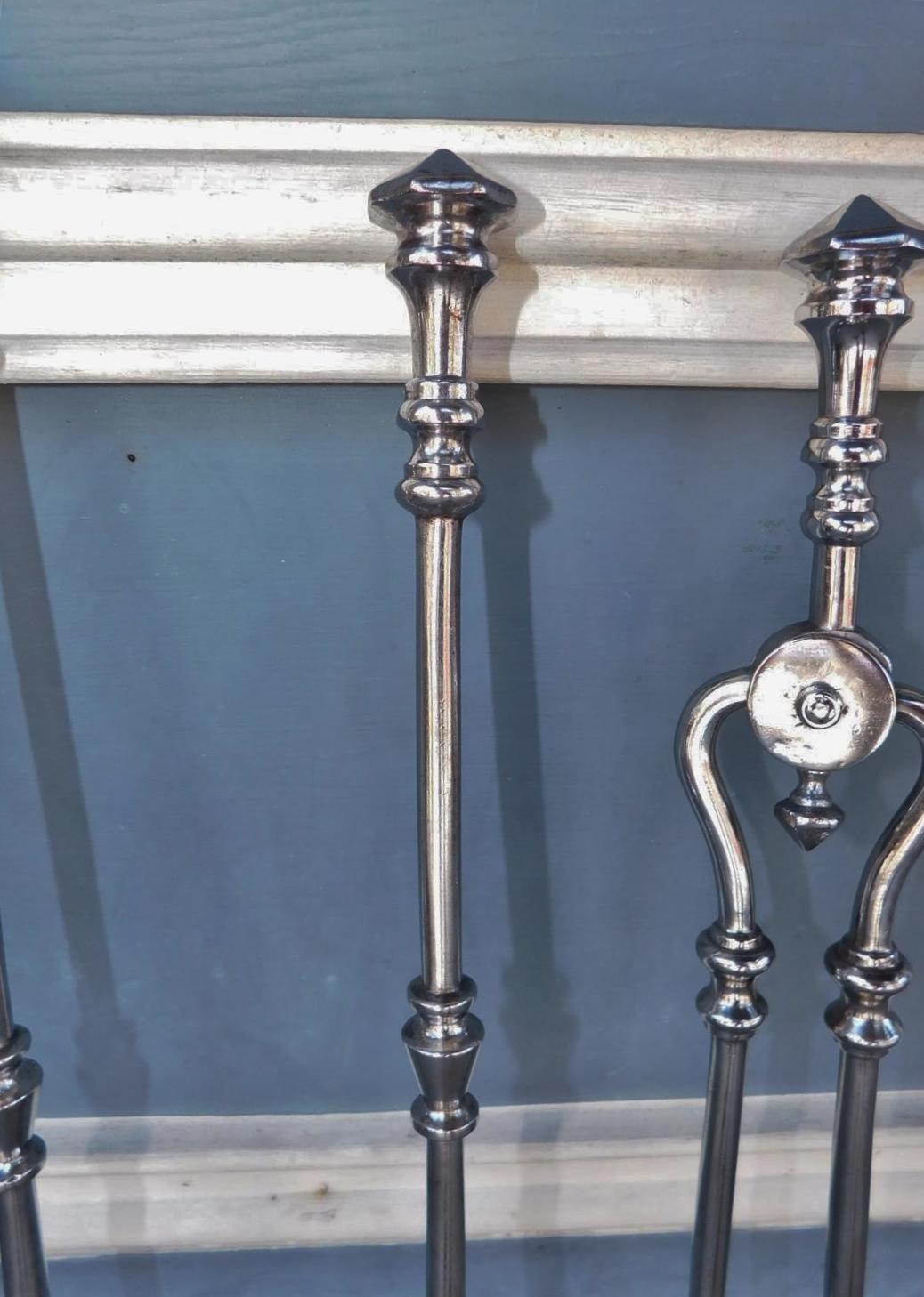 Ensemble d'outils de cheminée anglais à fleuron en forme d'urne et en acier poli percé, vers 1780 en vente 1