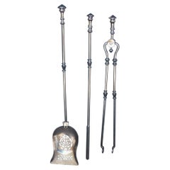 Ensemble d'outils de cheminée anglais à fleuron en forme d'urne et en acier poli percé, vers 1780
