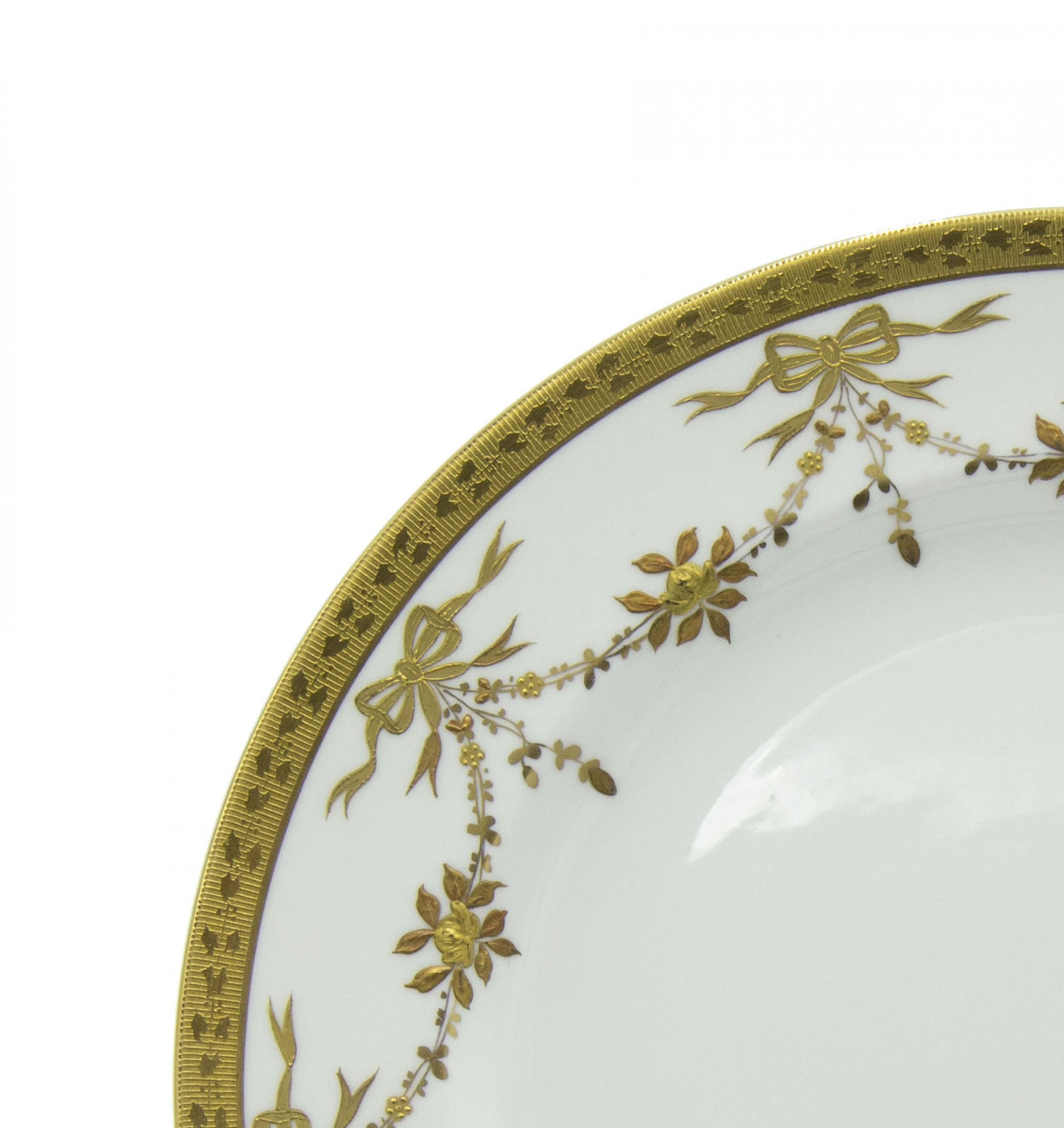 Set di 6 piatti vittoriani inglesi in porcellana bianca con finiture dorate e bordo a fiocchi e festoni (TIFFANY,  Corona Straffordshire)