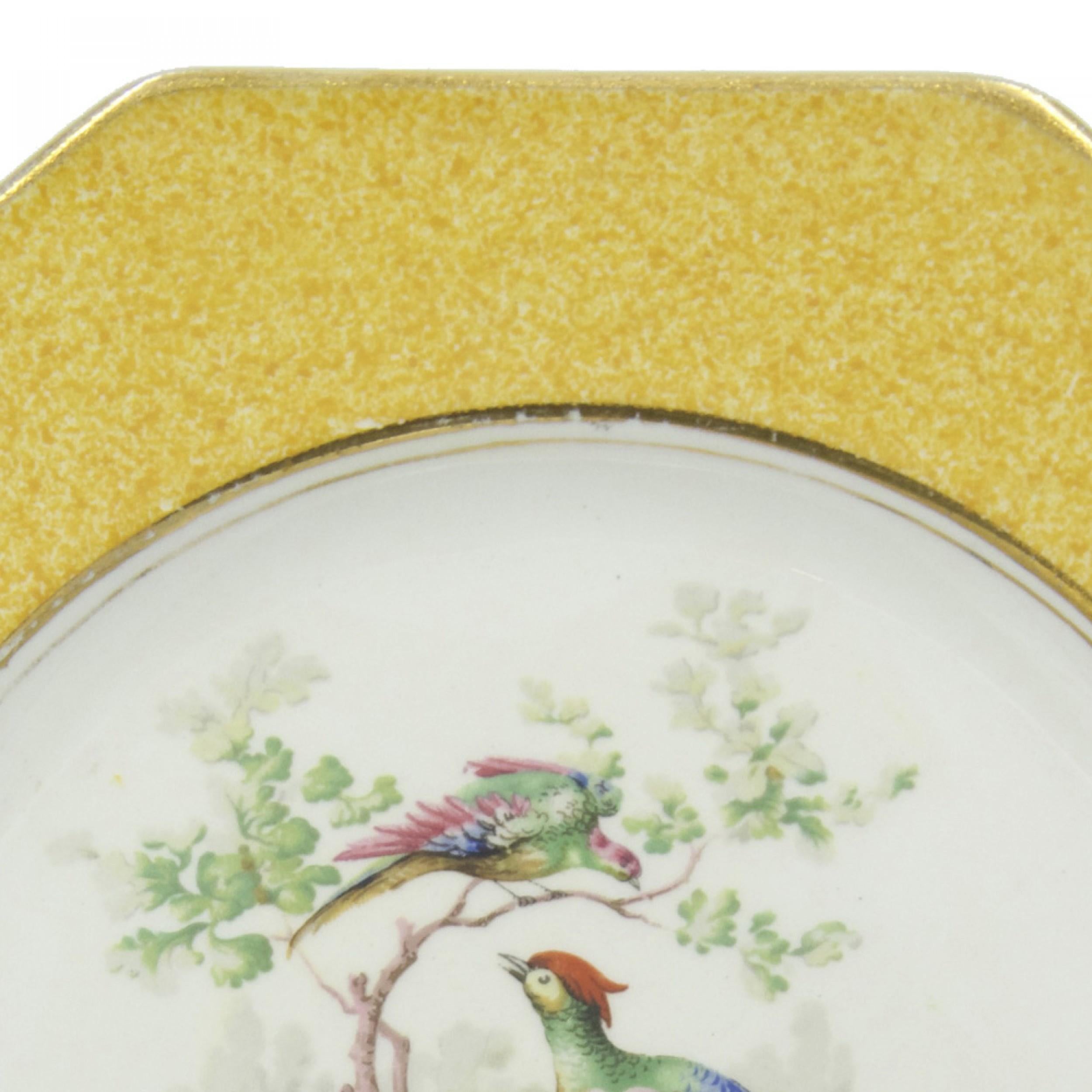 Juego de 12 platos de porcelana inglesa de estilo victoriano (siglo XX)de 8 caras con borde dorado alrededor de un borde amarillo y que representan pájaros (Wedgwood)