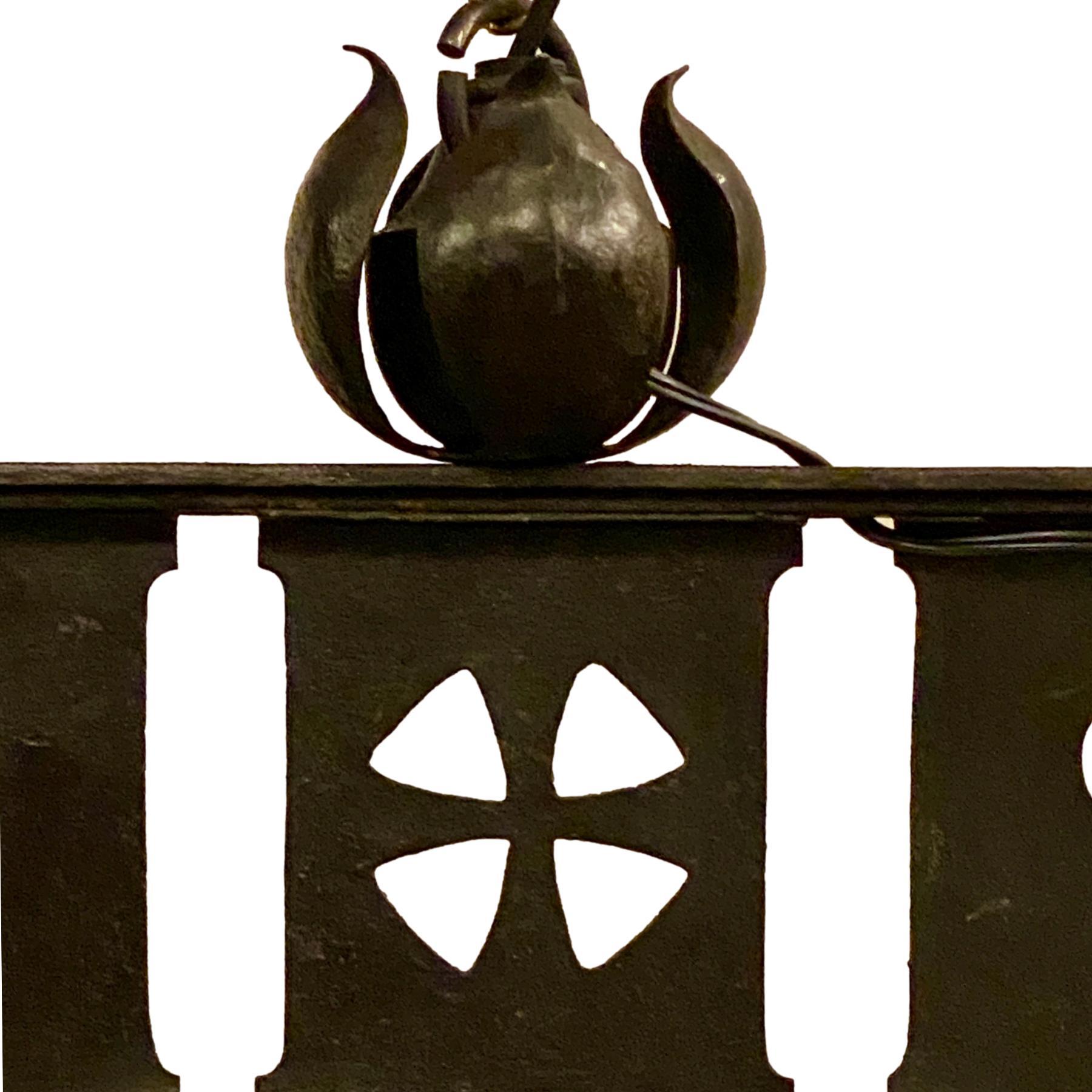 Un set di dieci lampadari orizzontali in ferro battuto degli anni '20 circa con dettagli in bronzo. Venduto singolarmente.

Misure:
Caduta: 21