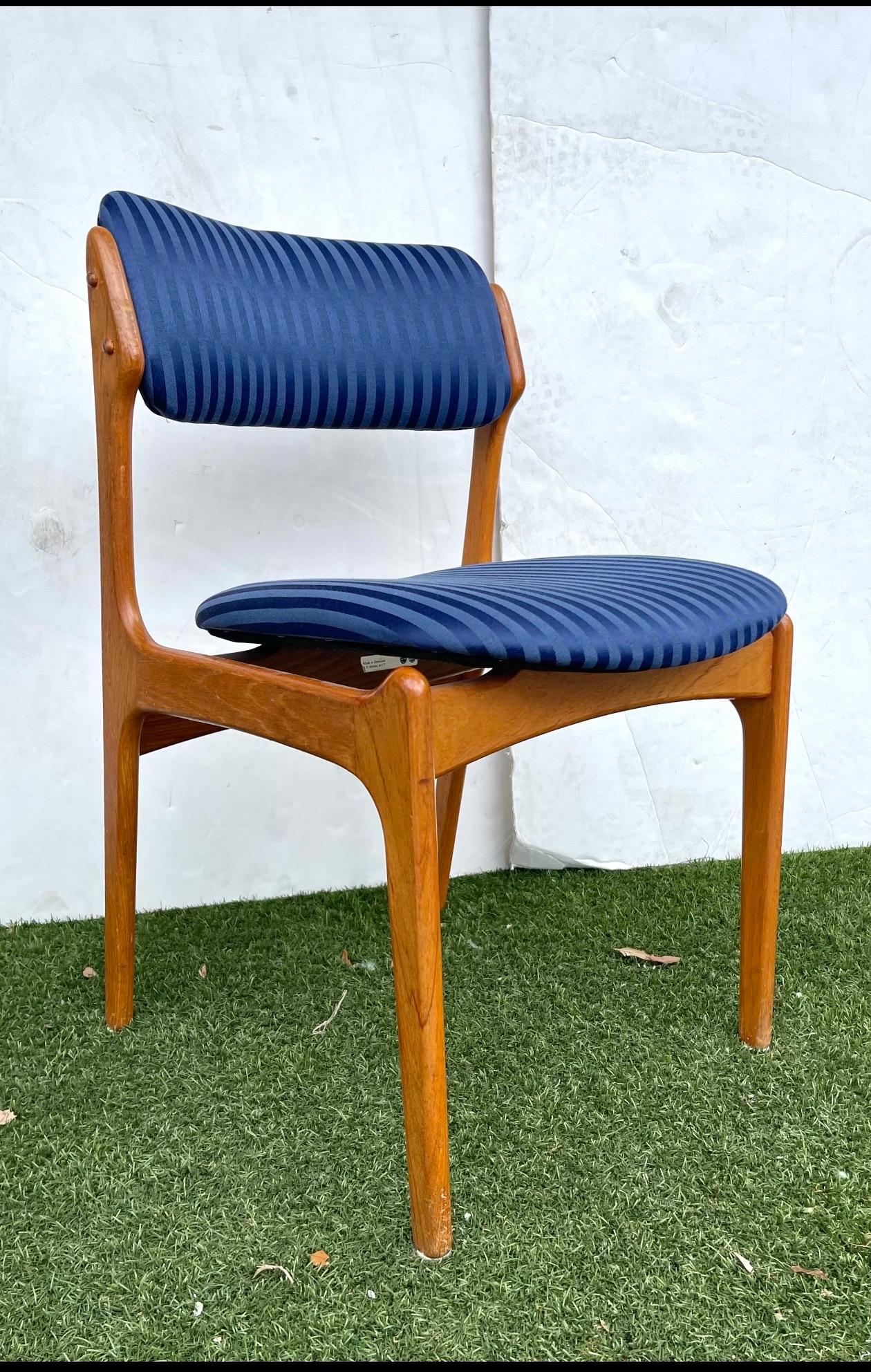 Un ensemble de 4 chaises en teck par Erik Buch pour O.D. Mobler A-S
Les chaises ont un aspect sculptural merveilleux. 
Le design est mis en valeur par l'aspect presque flottant des coussins sur le cadre.
La hauteur du siège est de 18