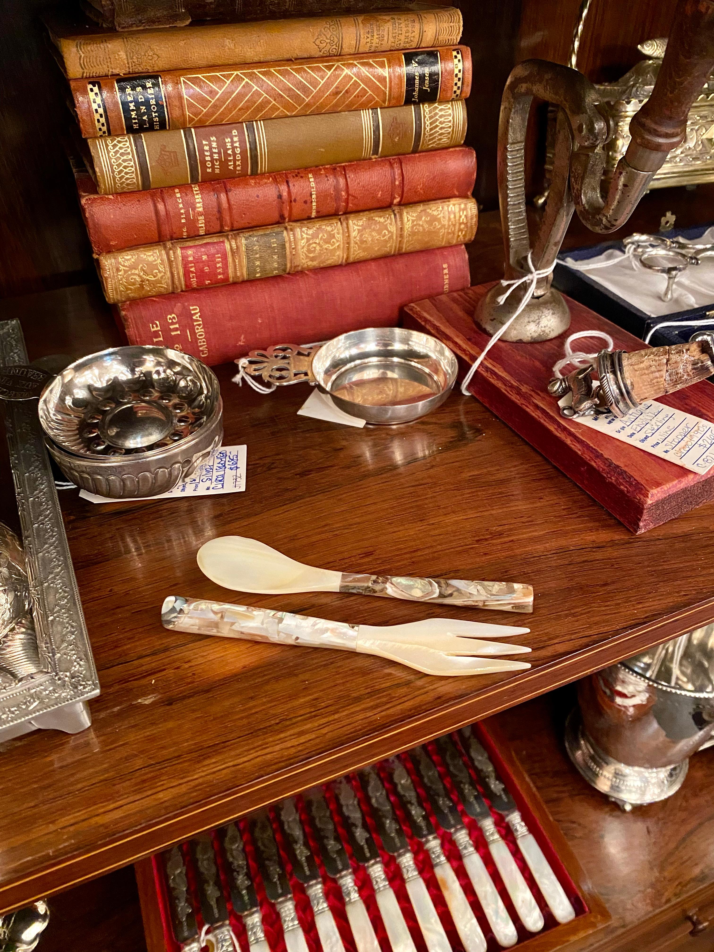 20th Century Set of Estate Mother of Pearl with Composite Handles Caviar Serving Spoon & Fork