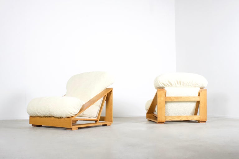 Impressive Italian lounge chairs in very good condition.

Designed by Renato Toso and Roberto Pamio in Italy in the 1970s.

Manufactured by Stilwood.

The triangular shaped frame is made of pine wood. 

The soft cushions are upholstered in a ivory