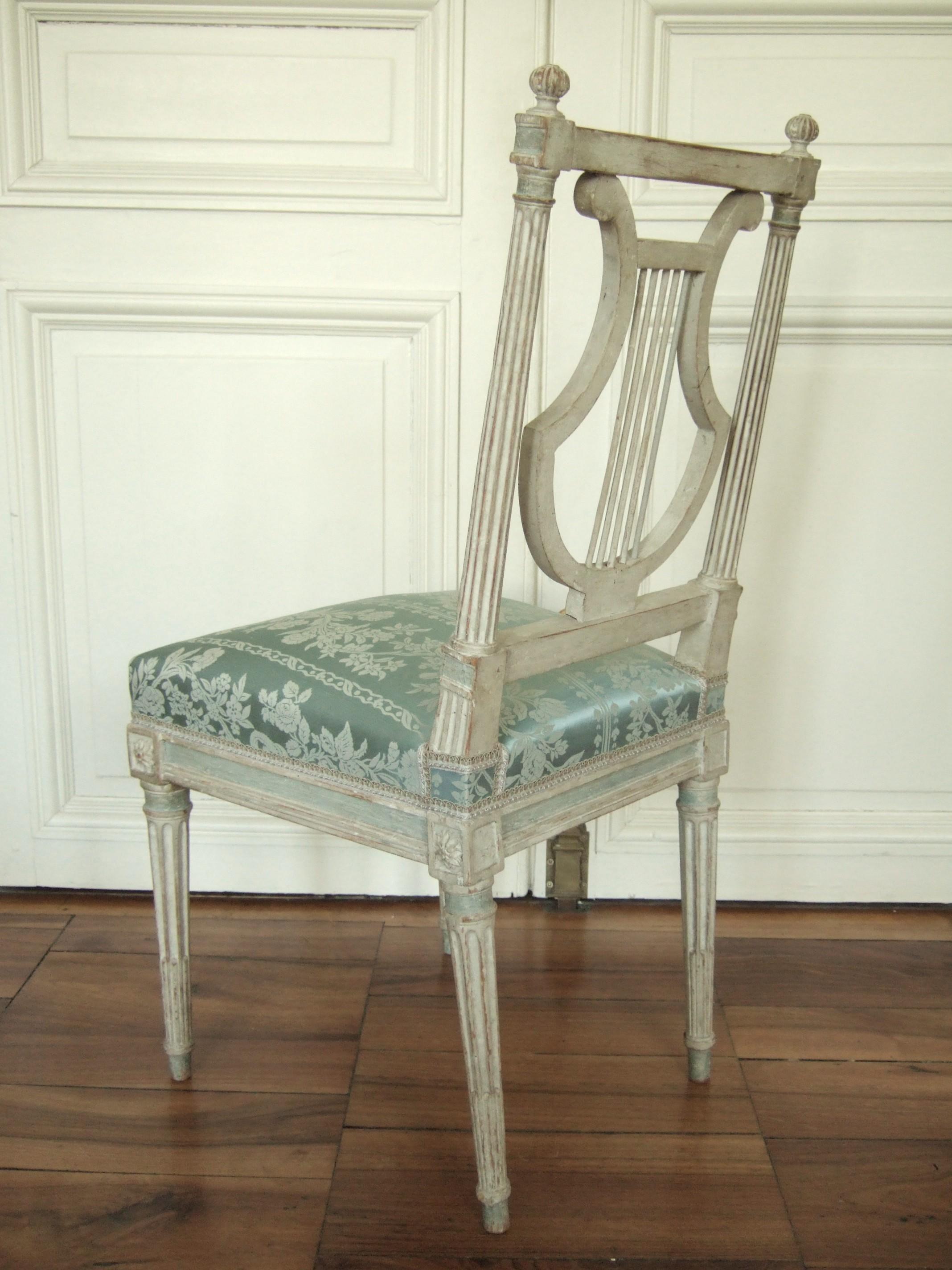 VOUS AVEZ LA POSSIBILITÉ D'ACHETER UNE PAIRE OU PLUSIEURS CHAISES. 
IMPORTANT : 
CES CHAISES LOUIS XVI NE SONT PAS DES COPIES MAIS DES ORIGINAUX À 100% ! ! 
Exceptionnel ensemble de chaises lyre Louis XVI en bois laqué, modèle prisé et symbole du
