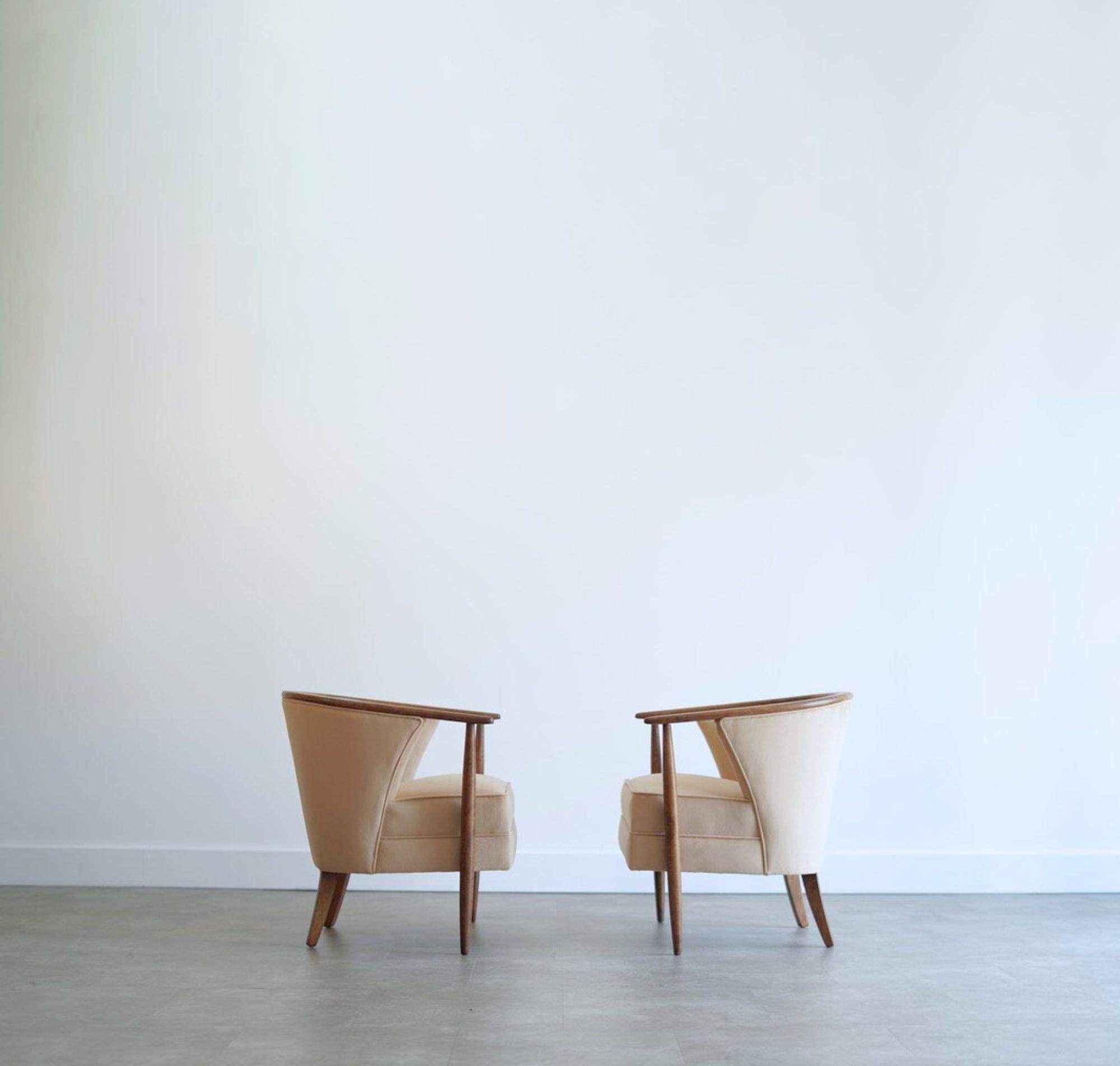 Una splendida coppia di sedie scultoree di Kodawood, degli anni '60 circa, completamente restaurate da Stamford Modern. Caratterizzate da telai a vista in noce medio e rivestite in velluto naturale, queste sedie incarnano l'eleganza moderna della
