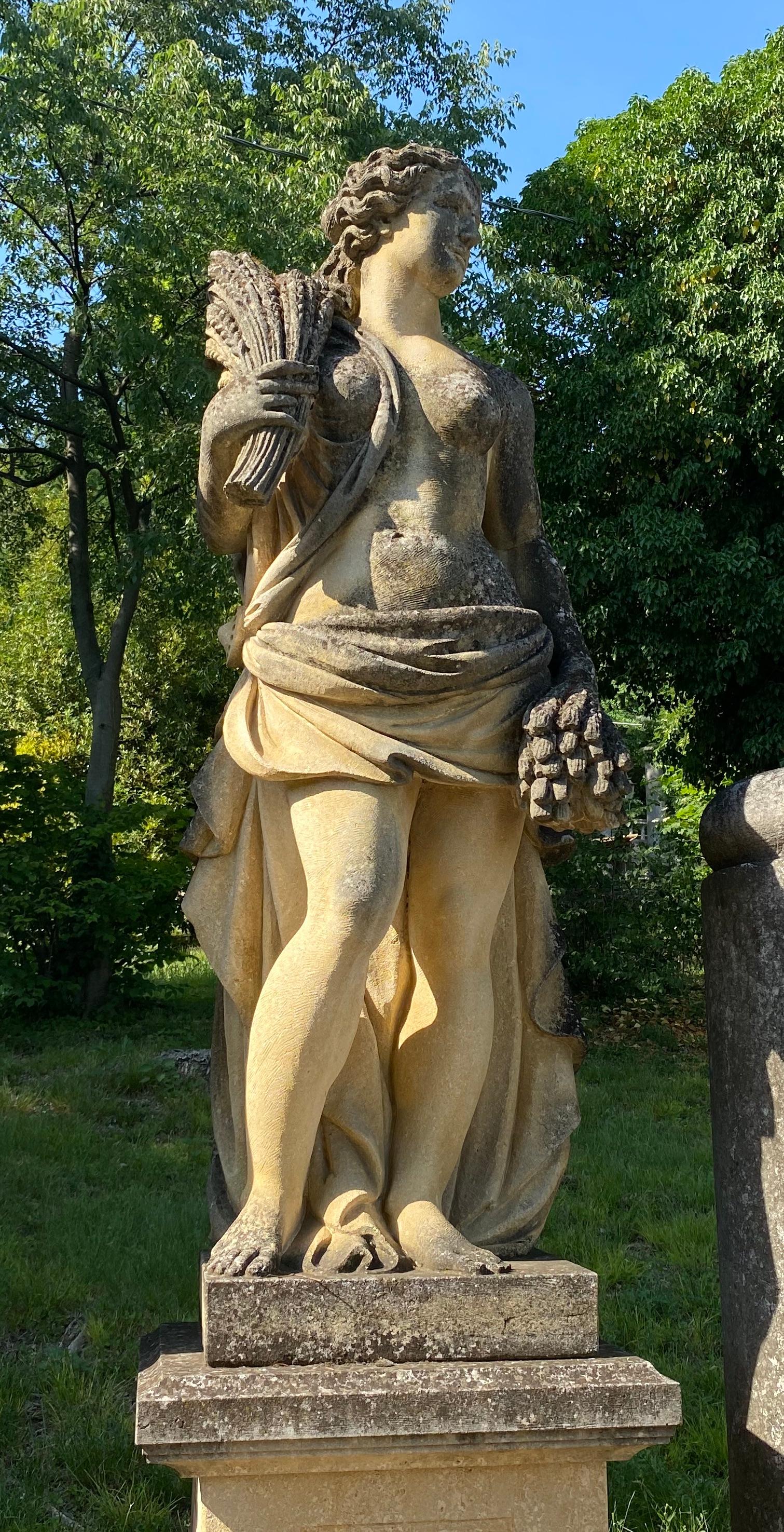 Ensemble d'extraordinaires statues italiennes en pierre représentant les quatre saisons en vente 5
